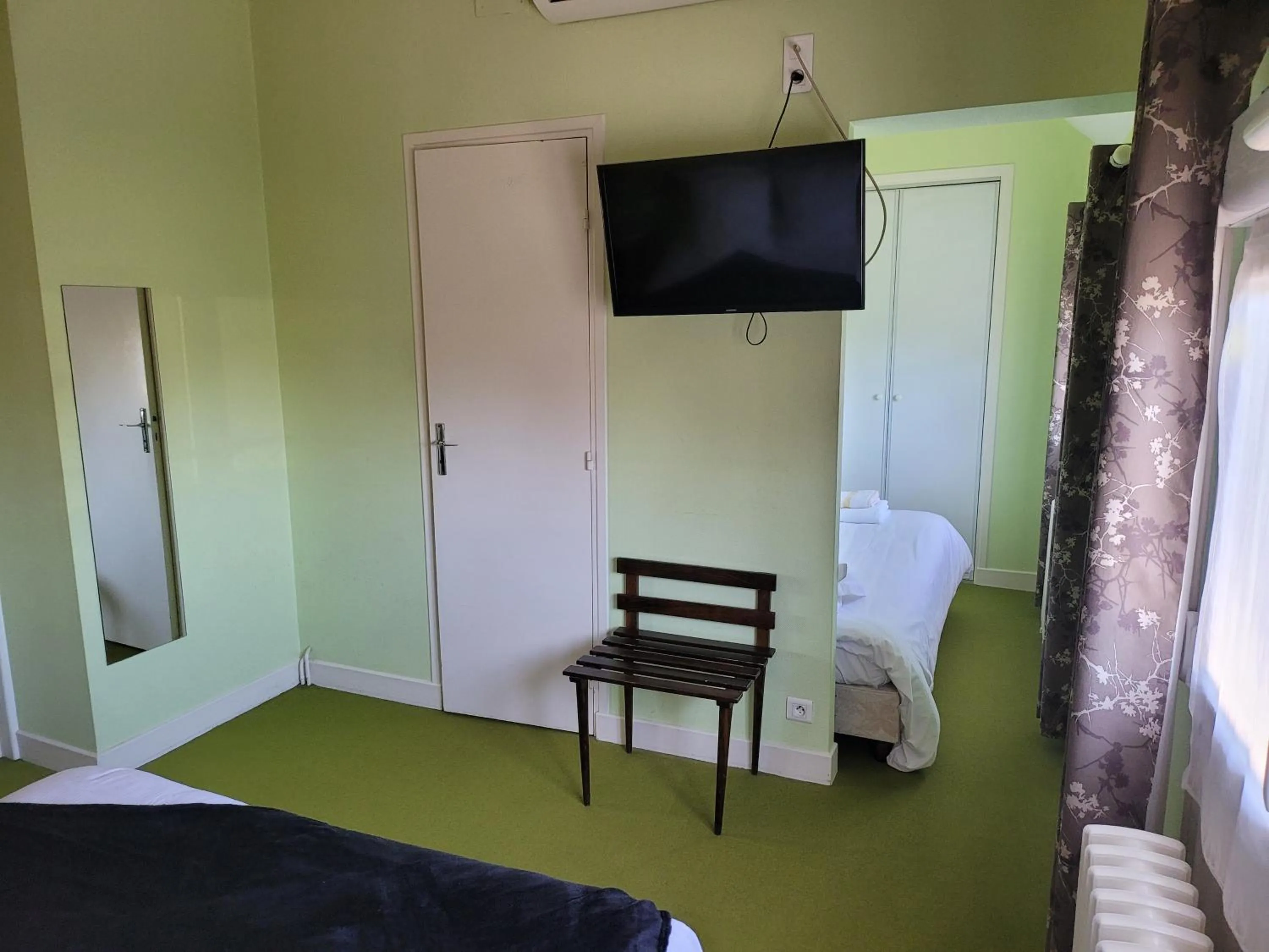 Bed in L'AUBERGE DE L'OLIVE