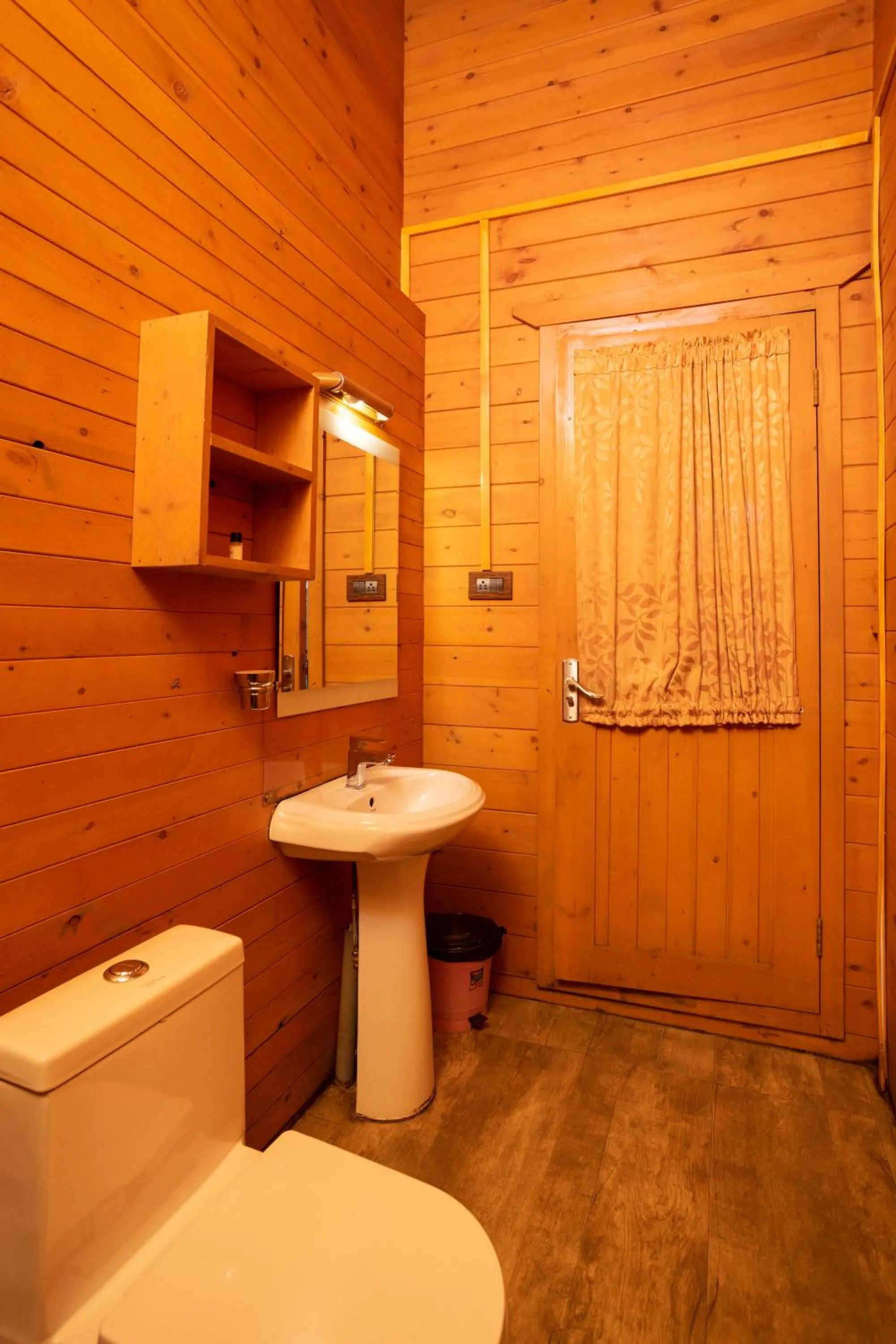 Toilet in Eterno Camellia & Elettaria Resort with Pool