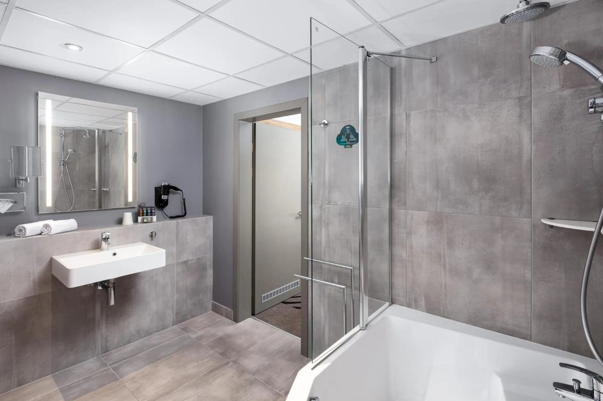 Toilet in Novotel Poznan Centrum