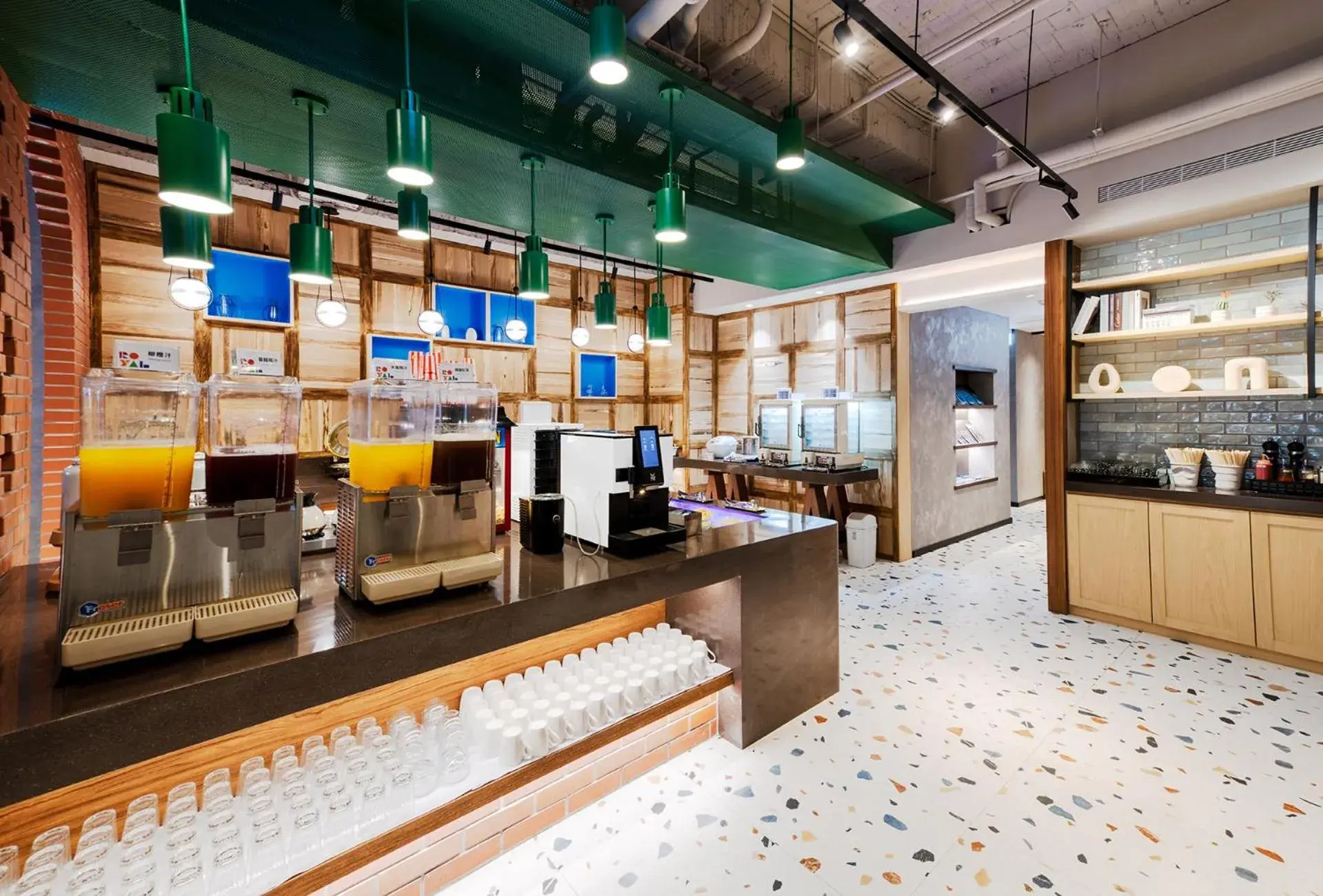 Restaurant/places to eat in Royal Group Hotel Xiong Zhong Branch Restaurant/places to eat in Royal Group Hotel Xiong Zhong Branch