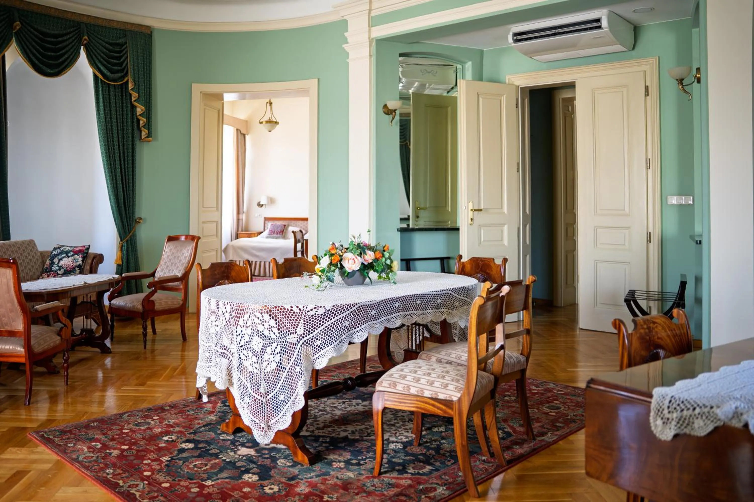 Living room, Bed in Hotel Polonia