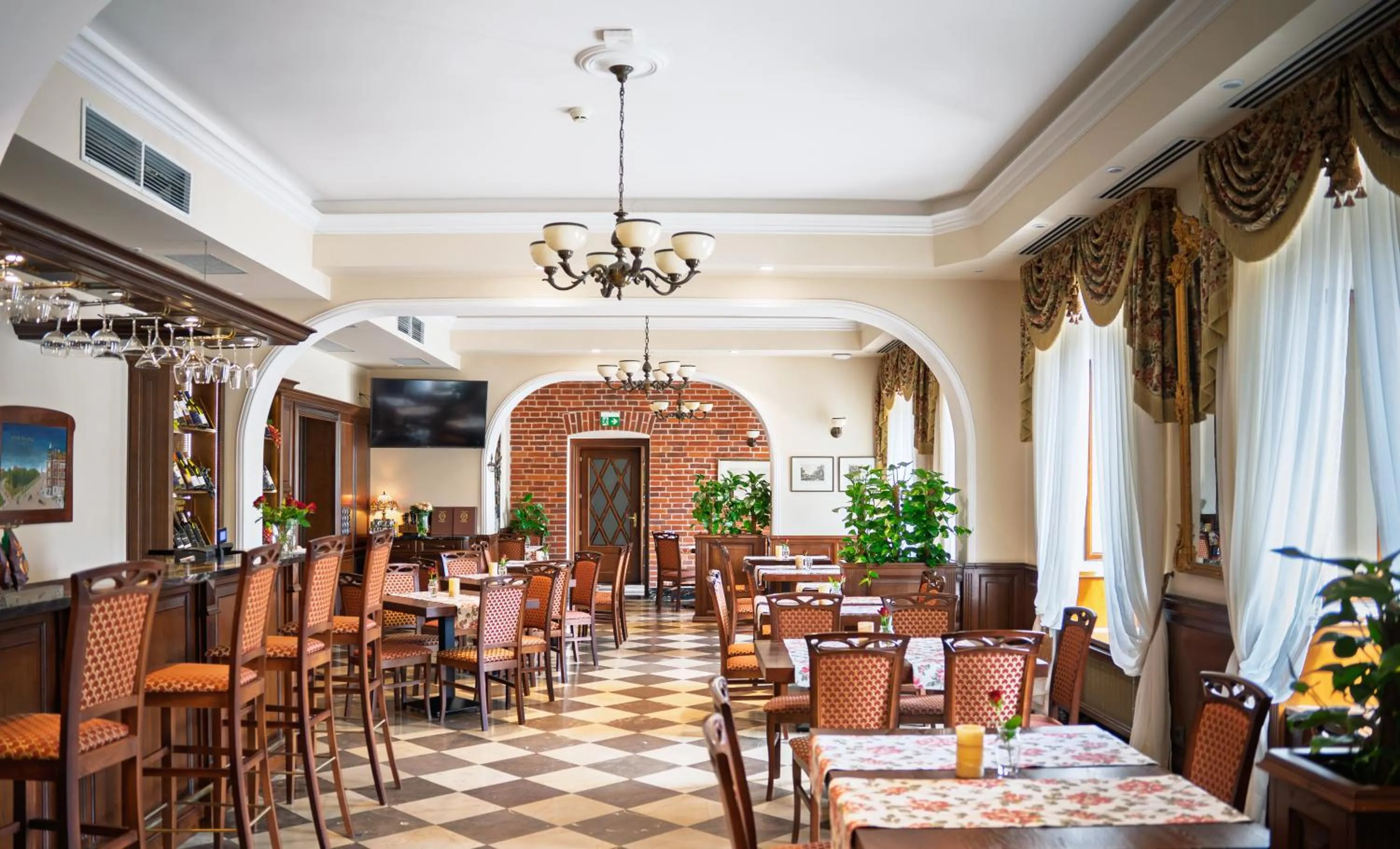 Restaurant/places to eat in Hotel Polonia