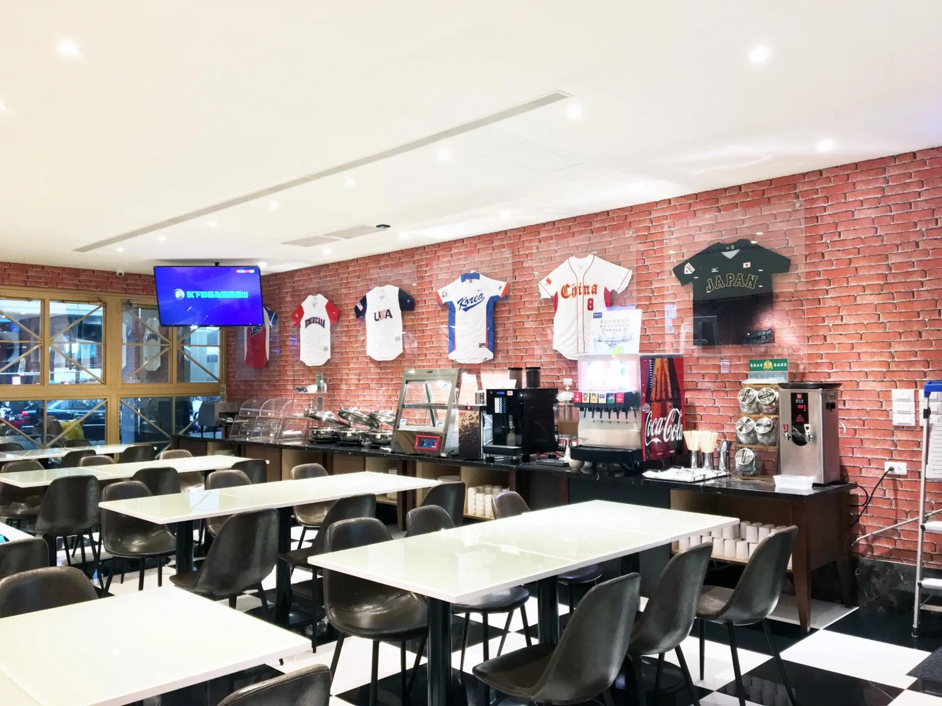 Restaurant/places to eat in La Hotel-Baseball Theme Hall