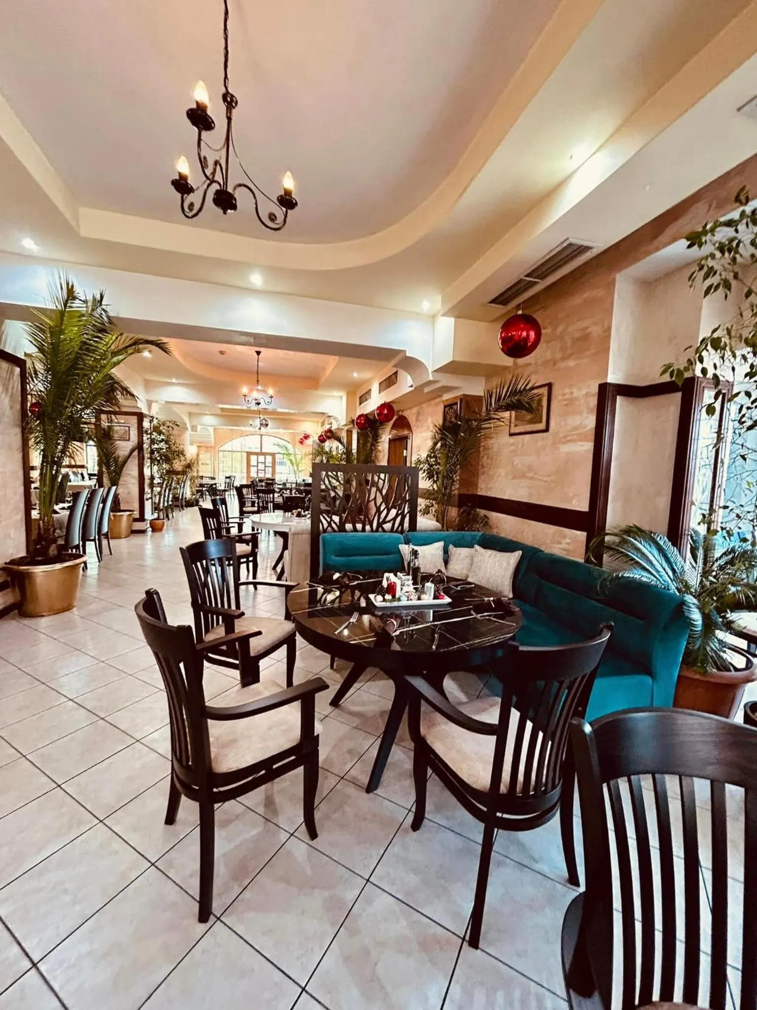 Restaurant/places to eat in Meatsa Hotel