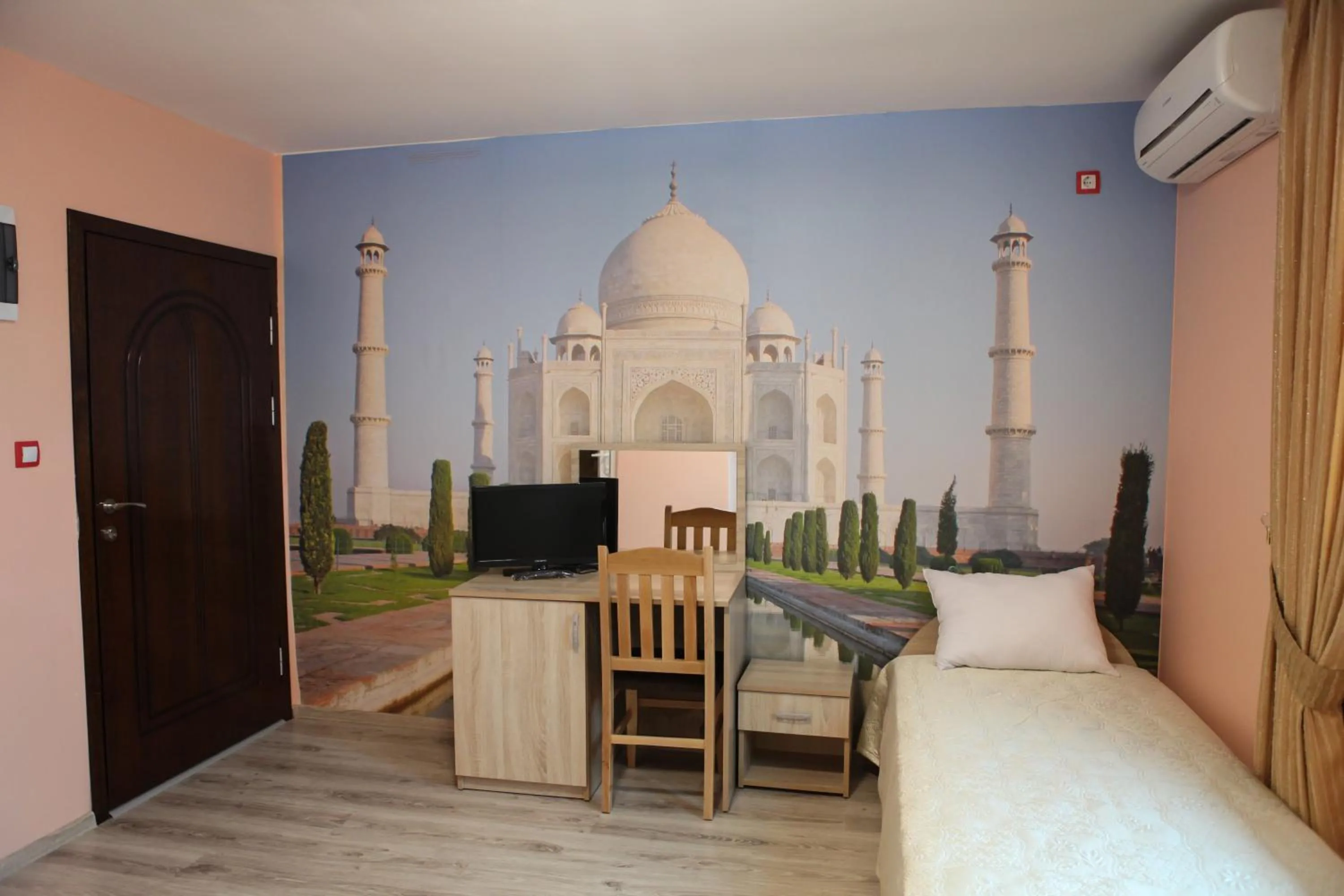 TV and multimedia in Meatsa Hotel