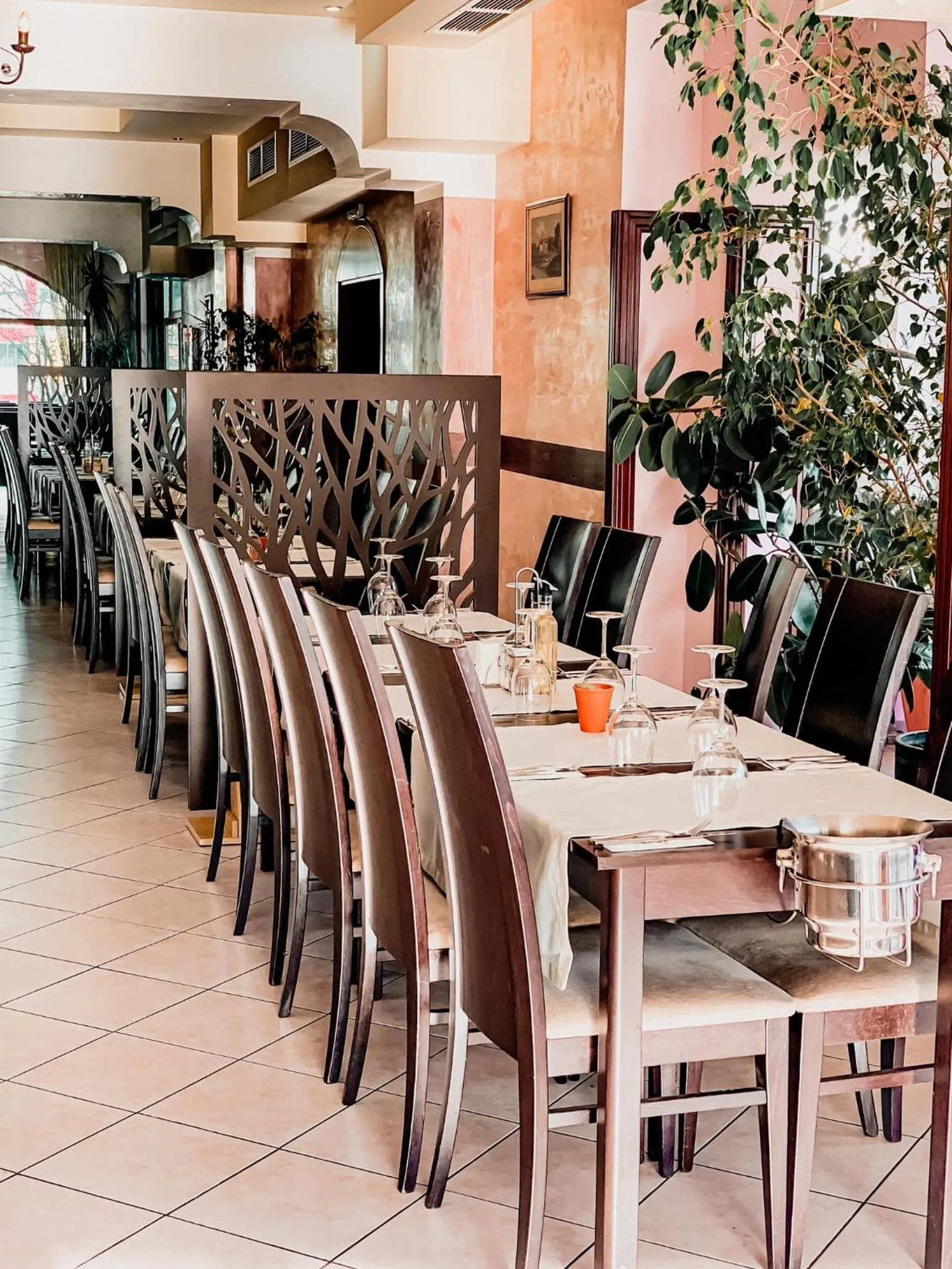 Restaurant/places to eat in Meatsa Hotel