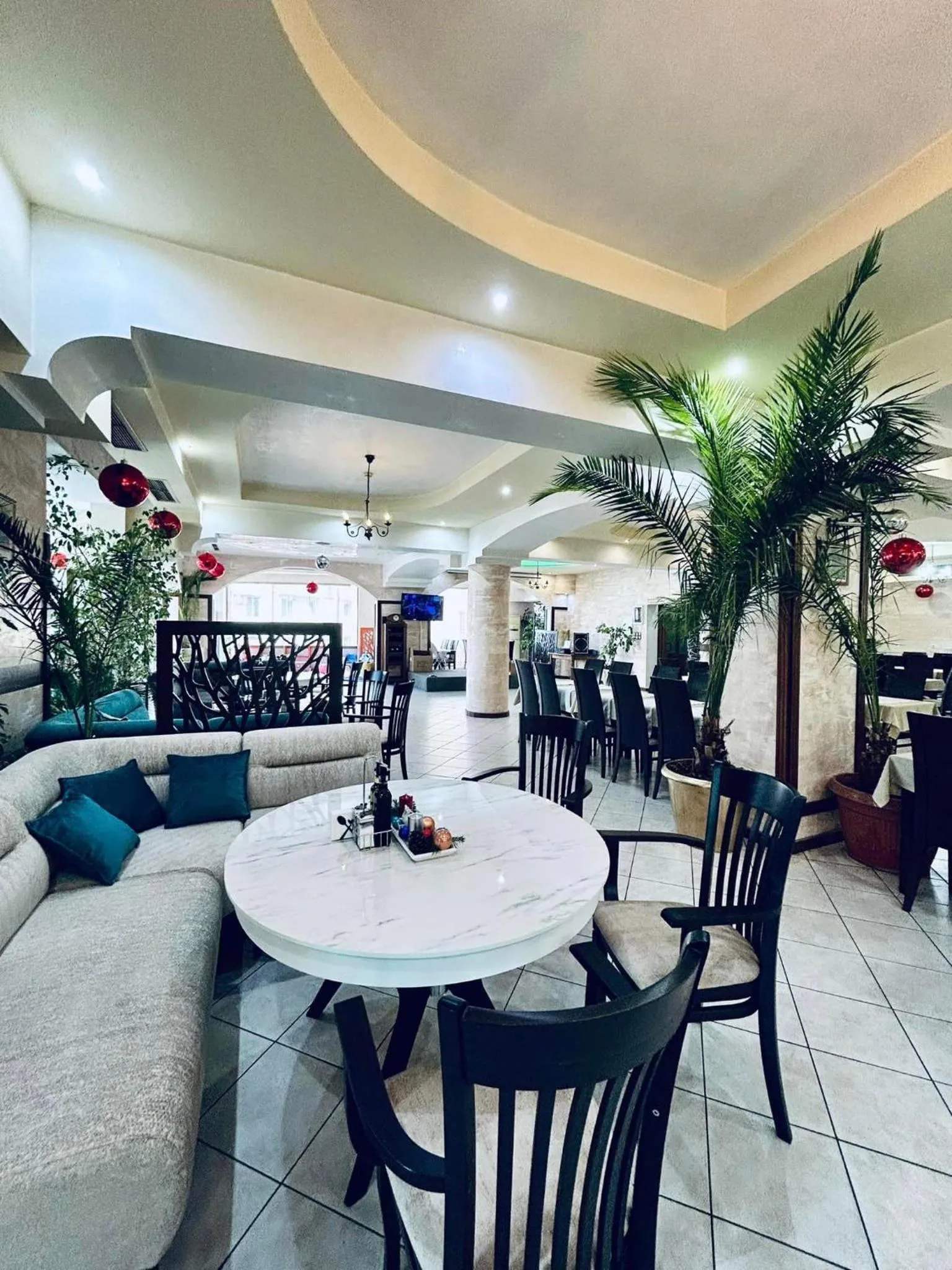 Restaurant/places to eat in Meatsa Hotel