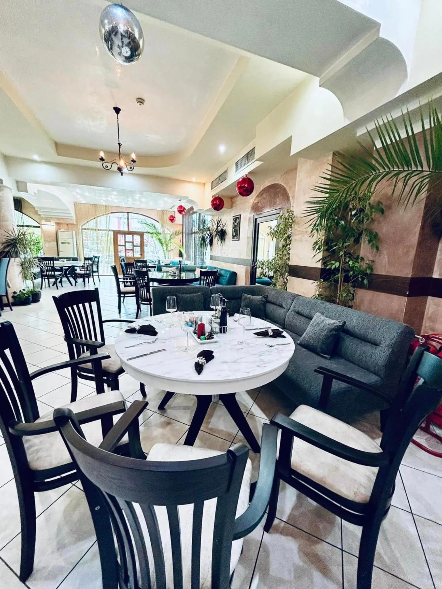Restaurant/places to eat in Meatsa Hotel