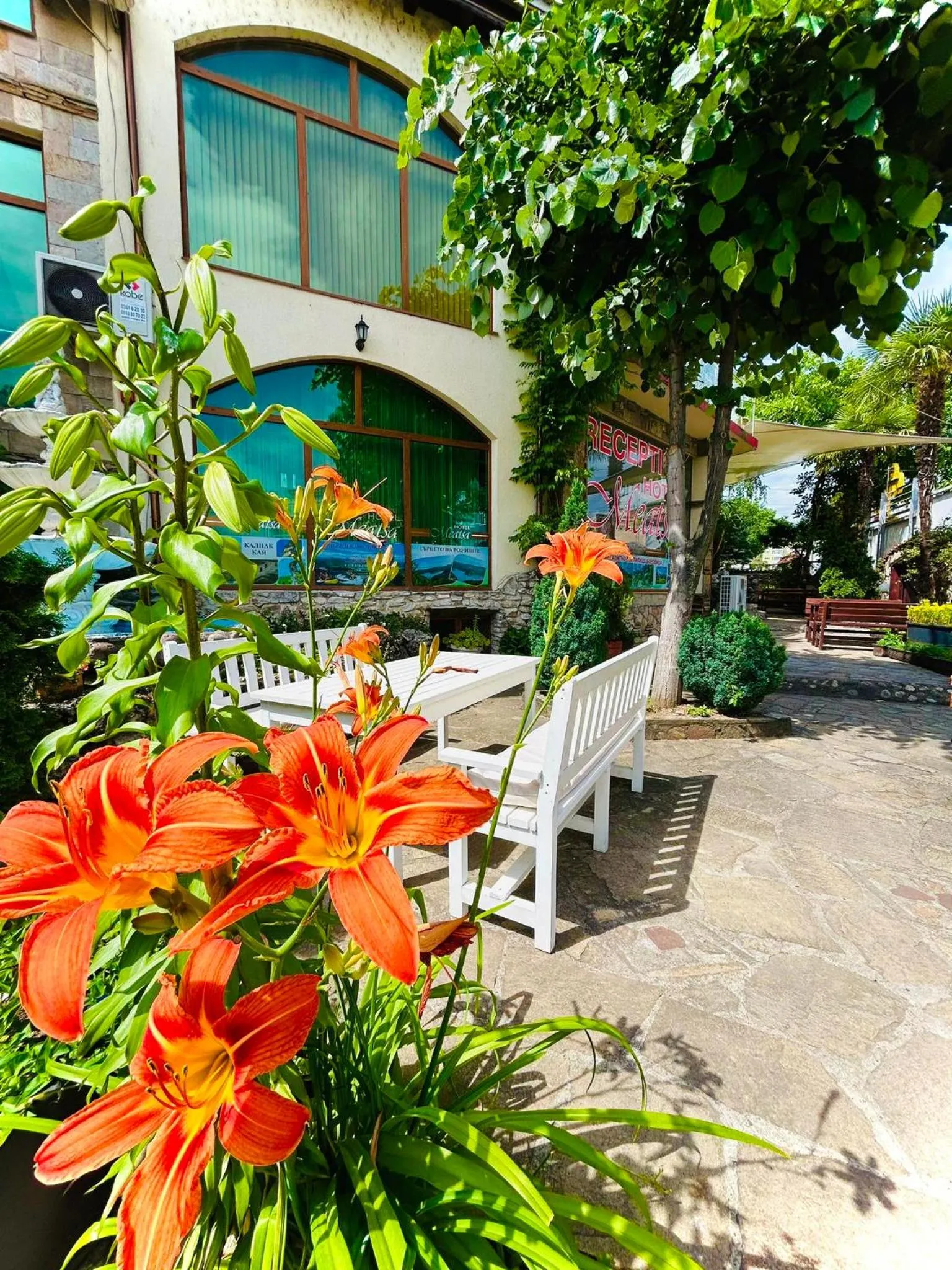 Restaurant/places to eat in Meatsa Hotel