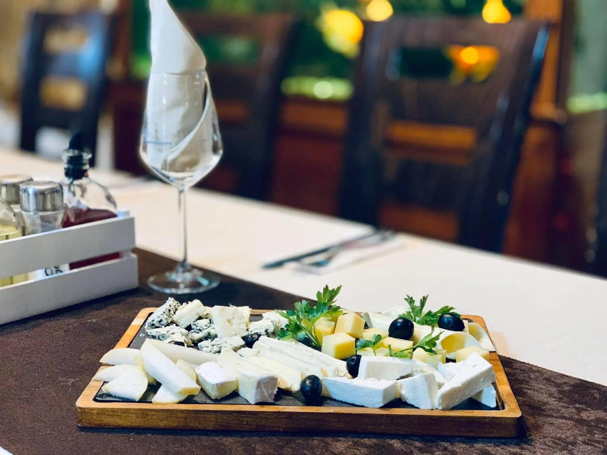 Restaurant/places to eat in Meatsa Hotel