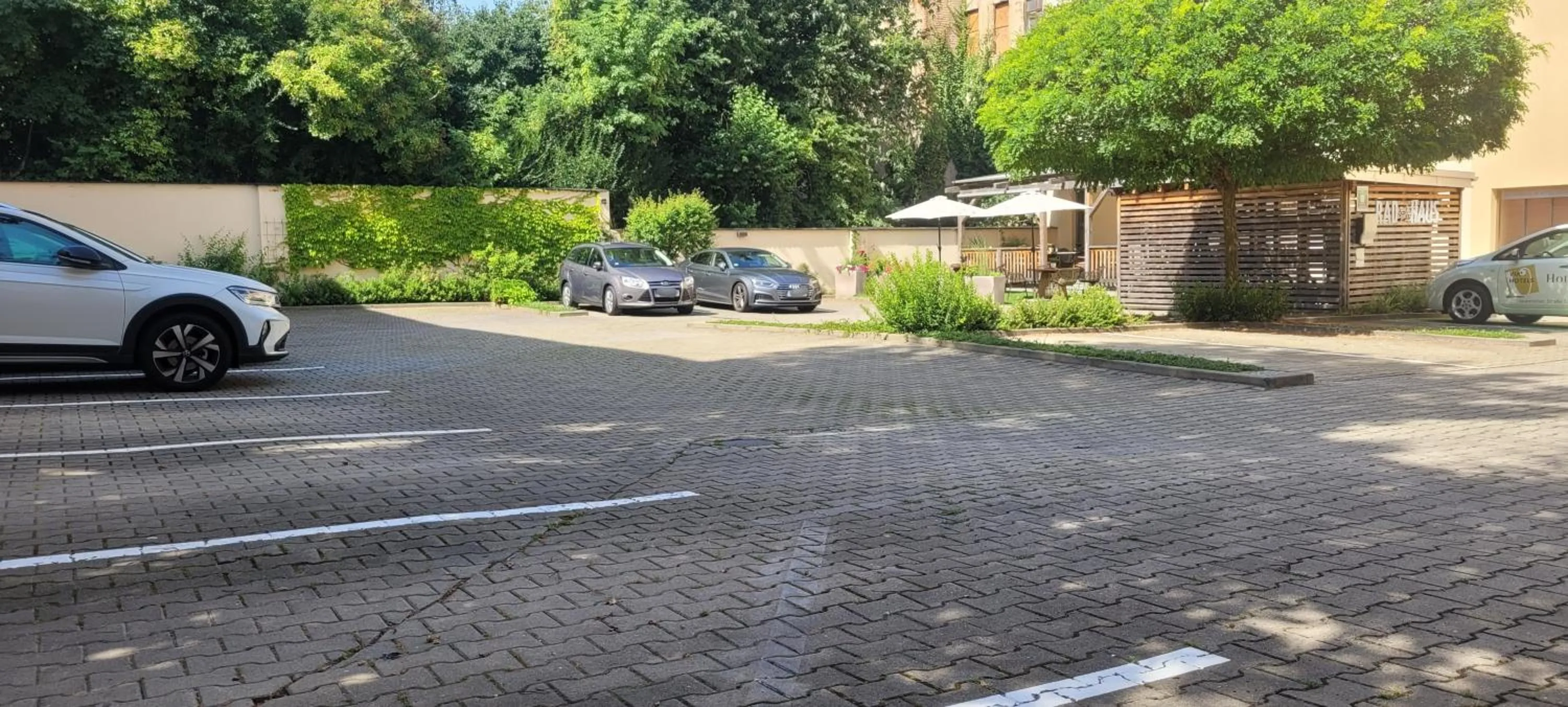 Parking in Hotel Via Regia - VIAs-Hotels