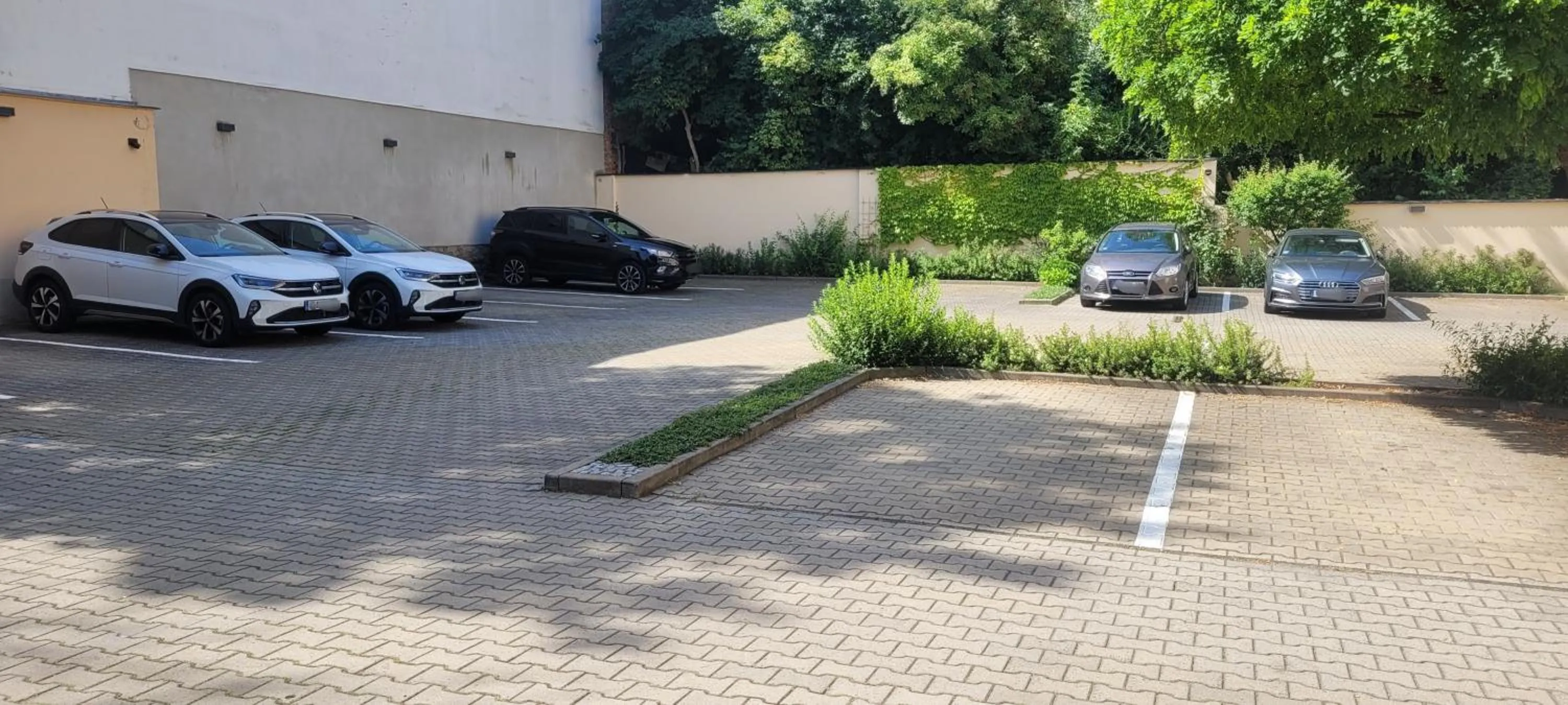 Parking in Hotel Via Regia - VIAs-Hotels