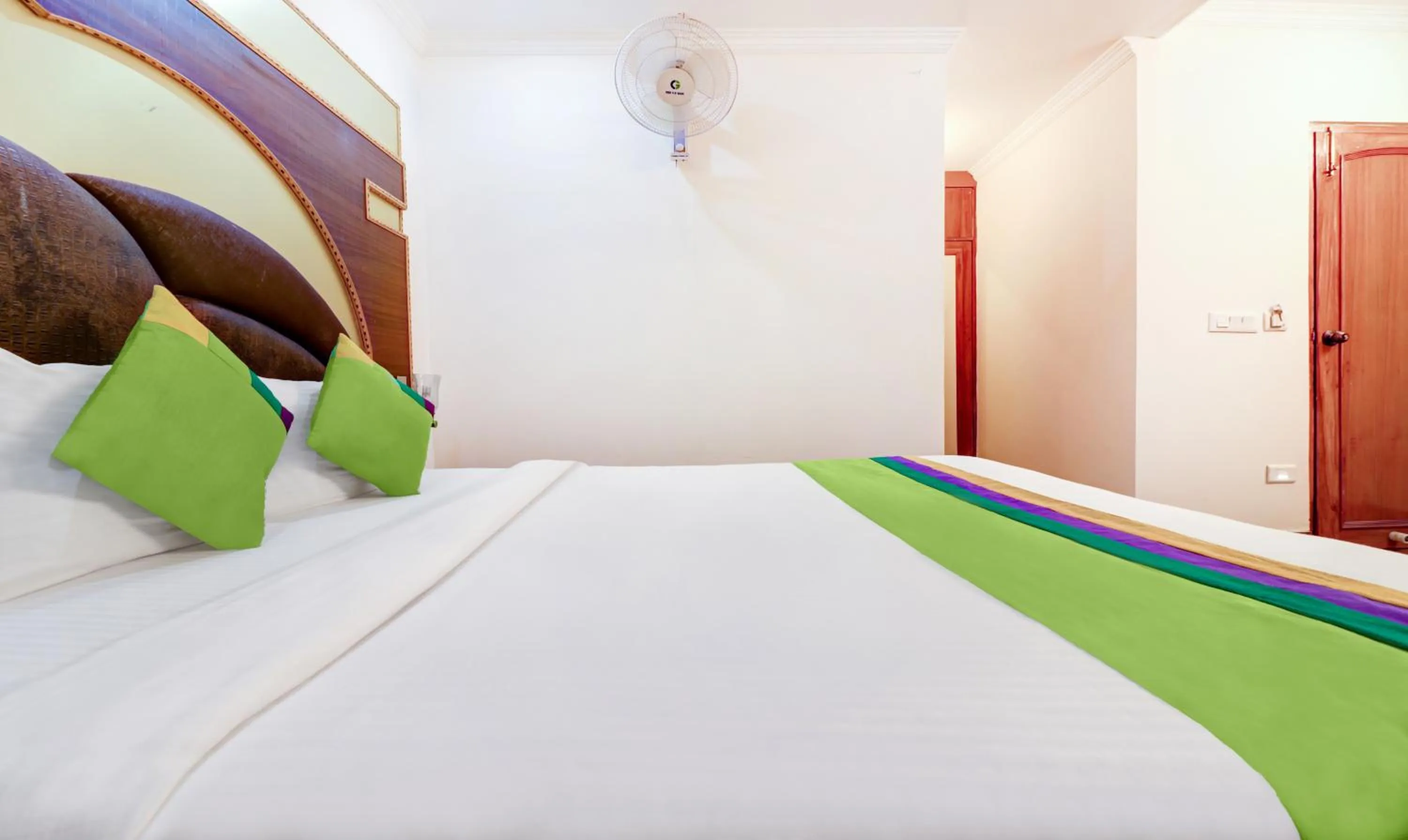 Bedroom, Bed in Treebo Calista, Patel Nagar