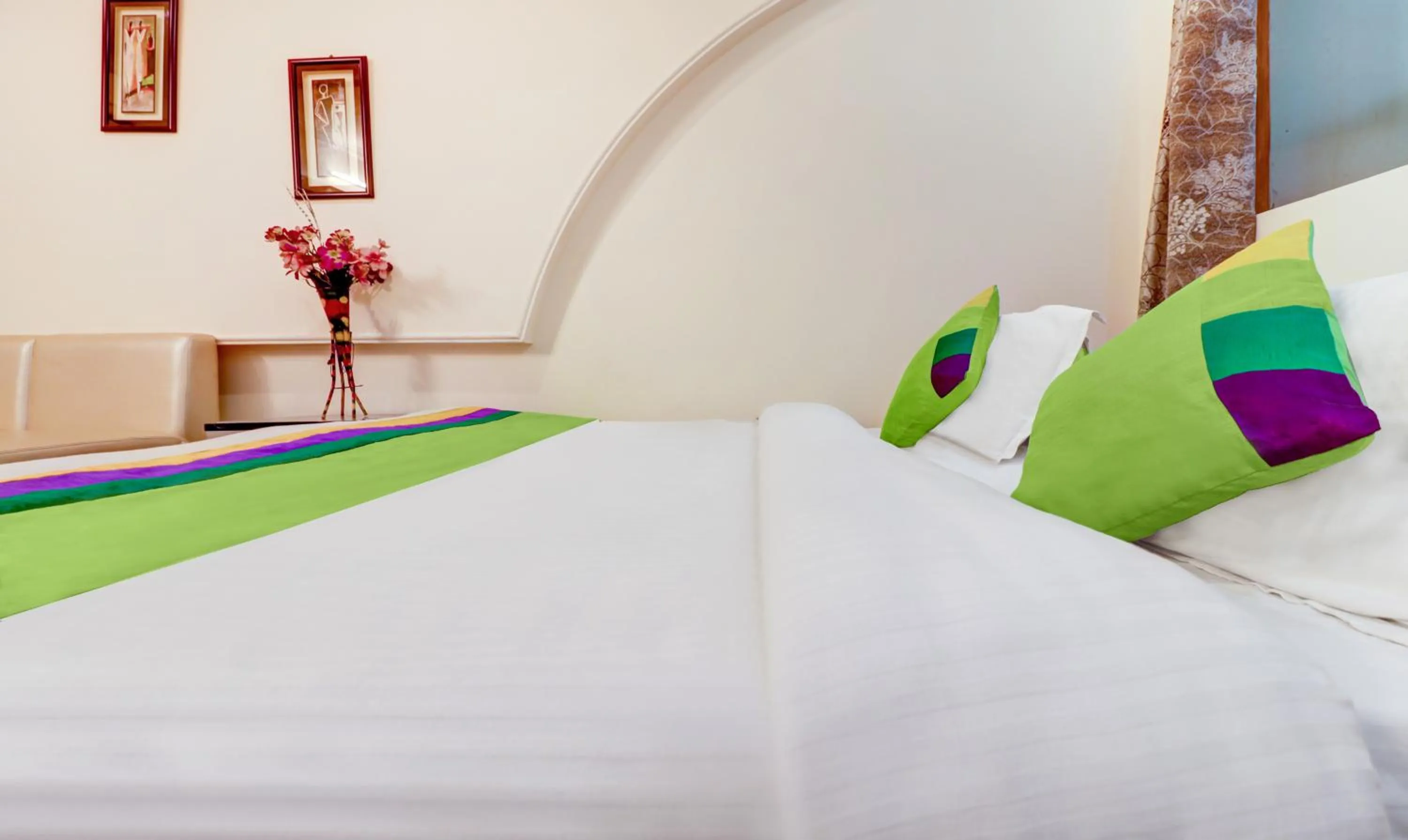 Bedroom, Bed in Treebo Calista, Patel Nagar