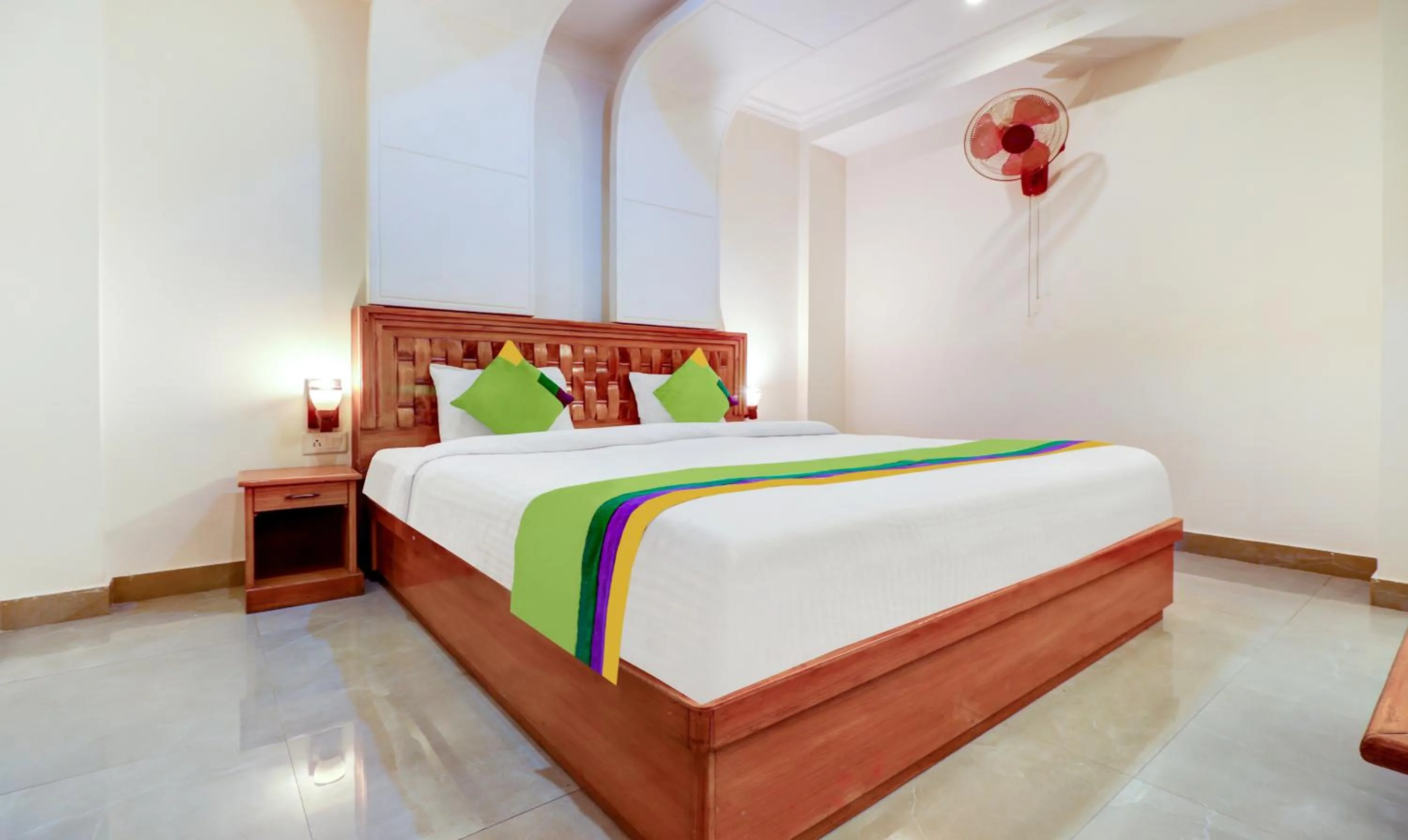 Bedroom, Bed in Treebo Calista, Patel Nagar