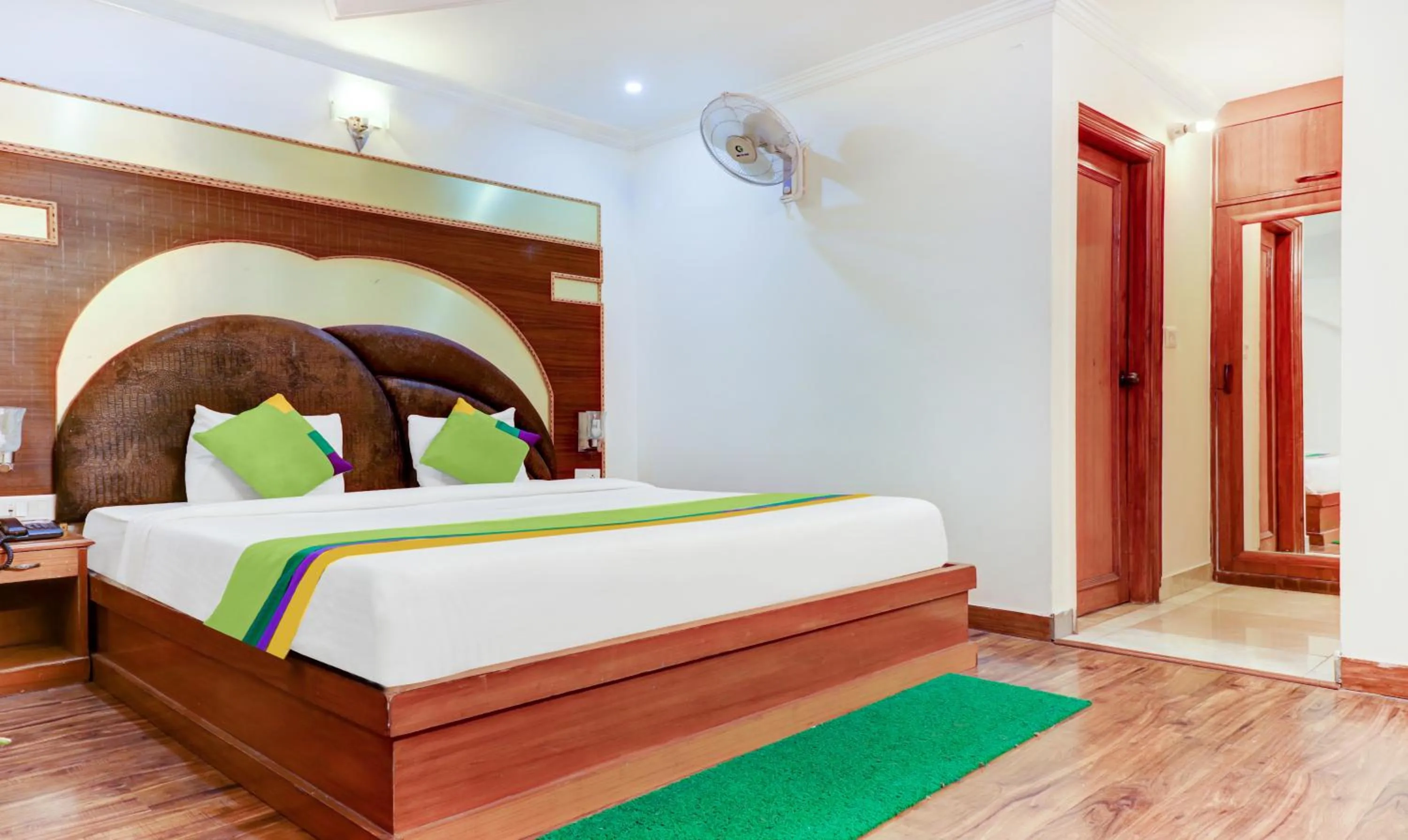 Bedroom, Bed in Treebo Calista, Patel Nagar
