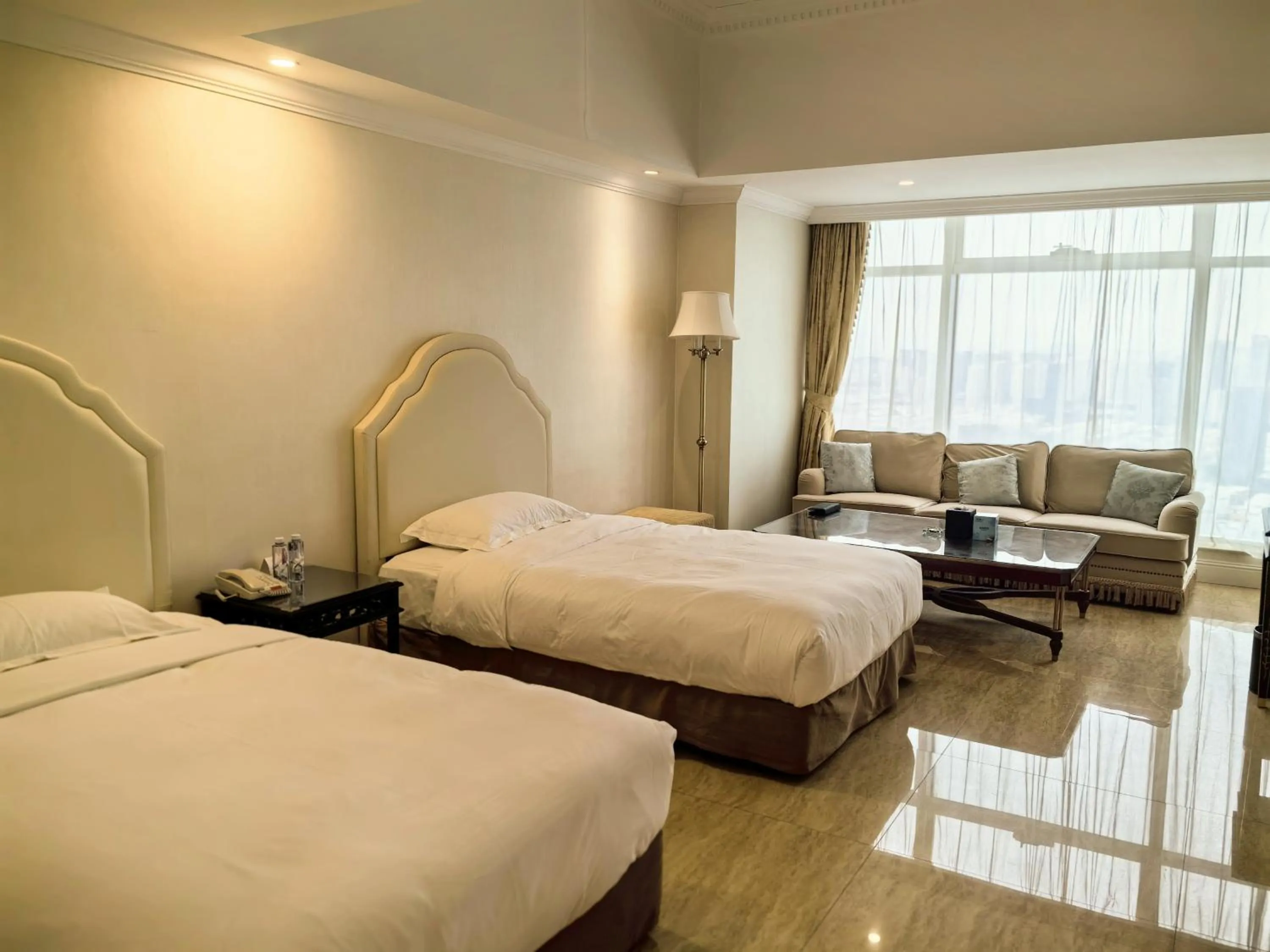 Living room, Bed in Qingdao Jinshi International Hotel