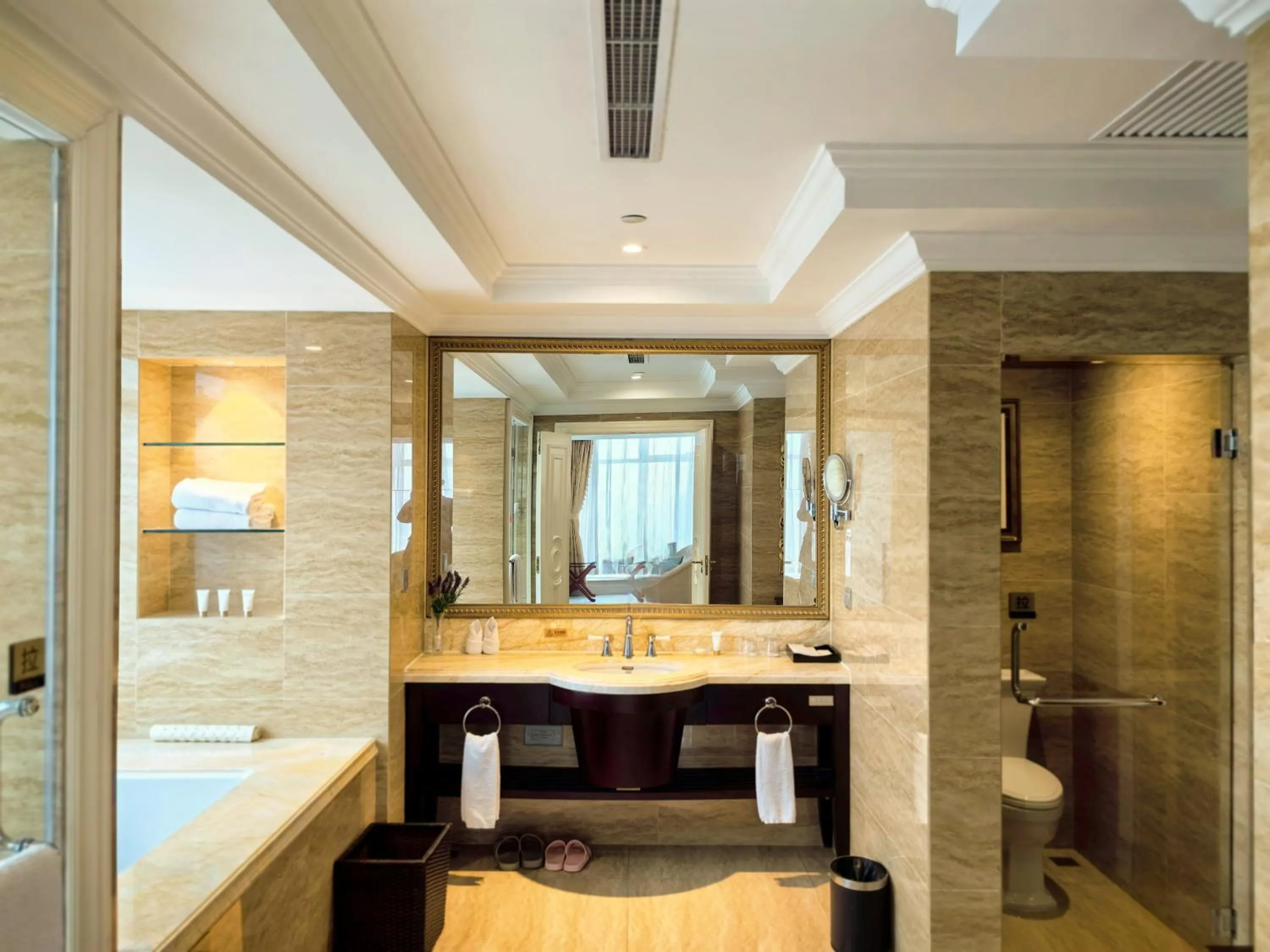 Toilet in Qingdao Jinshi International Hotel