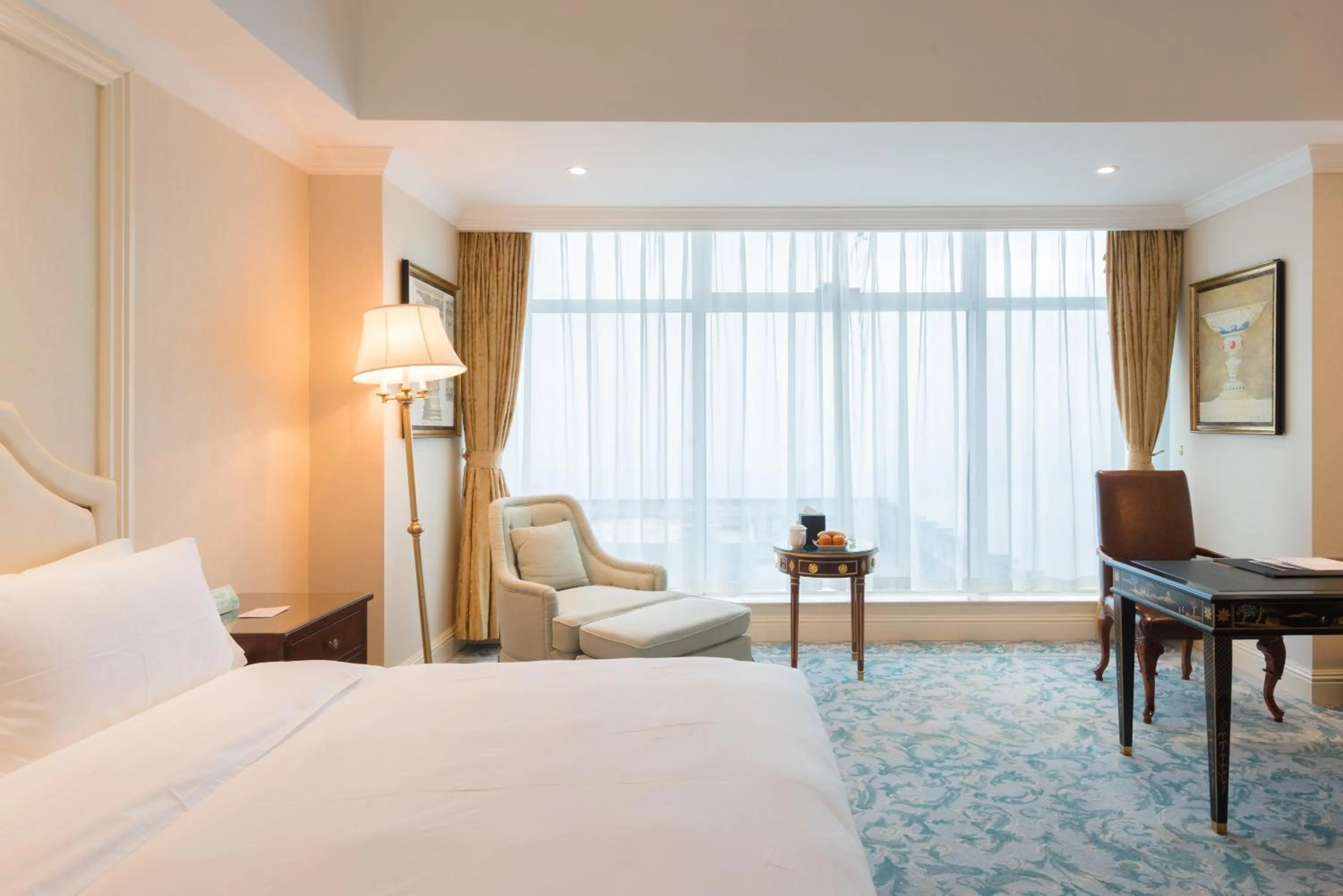 Bedroom, Bed in Qingdao Jinshi International Hotel