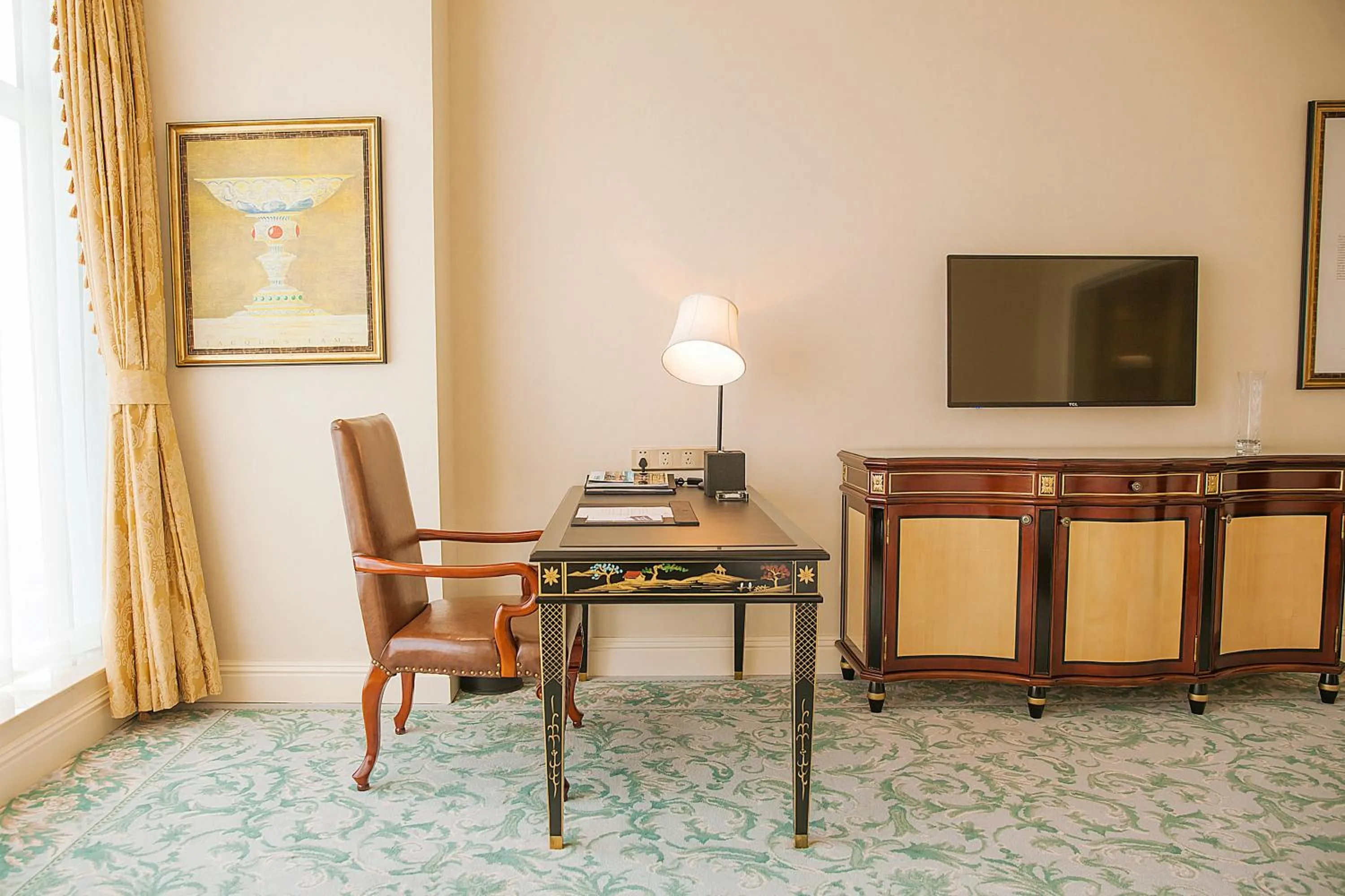 hair dresser in Qingdao Jinshi International Hotel