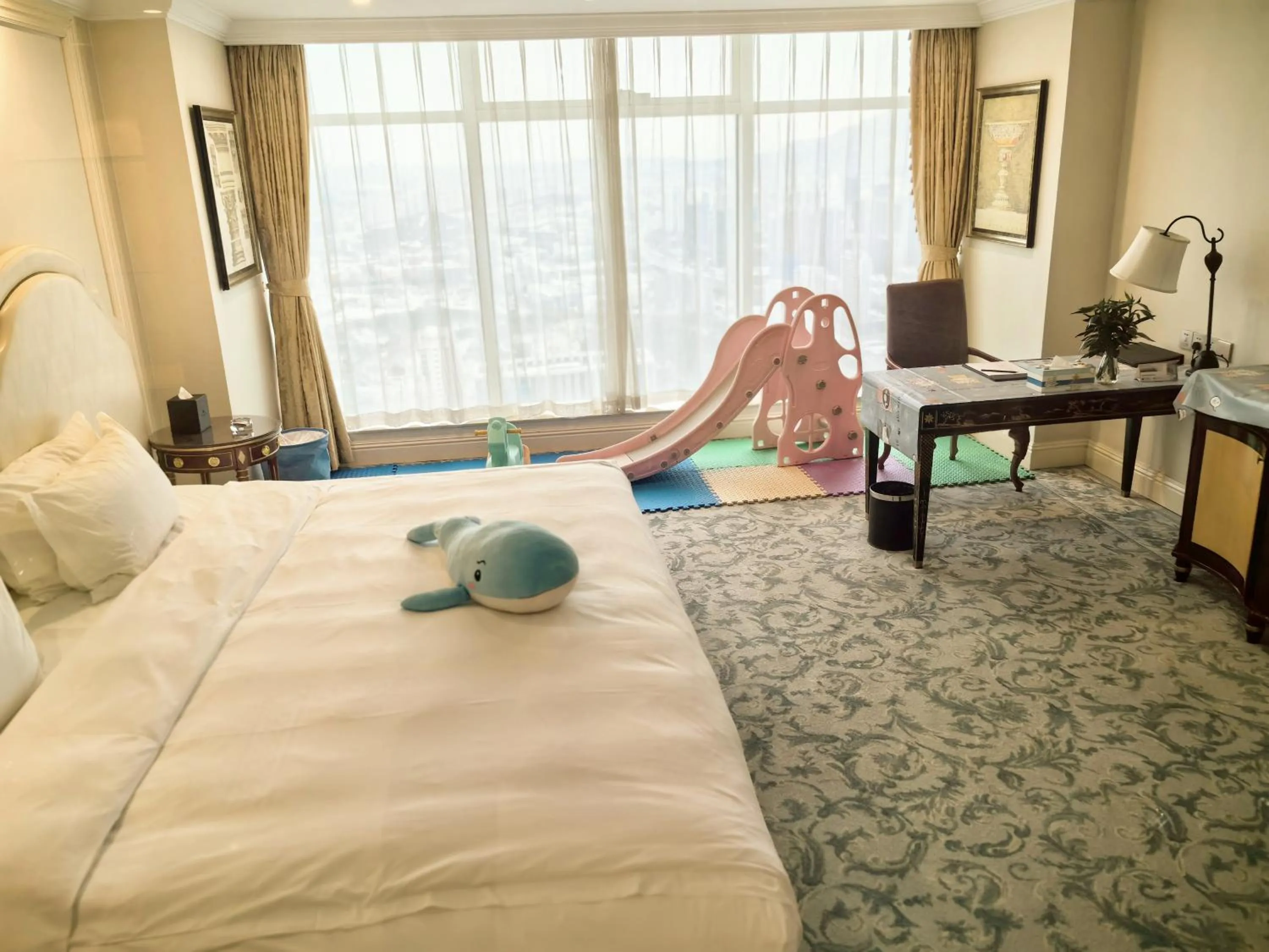 Bedroom, Bed in Qingdao Jinshi International Hotel