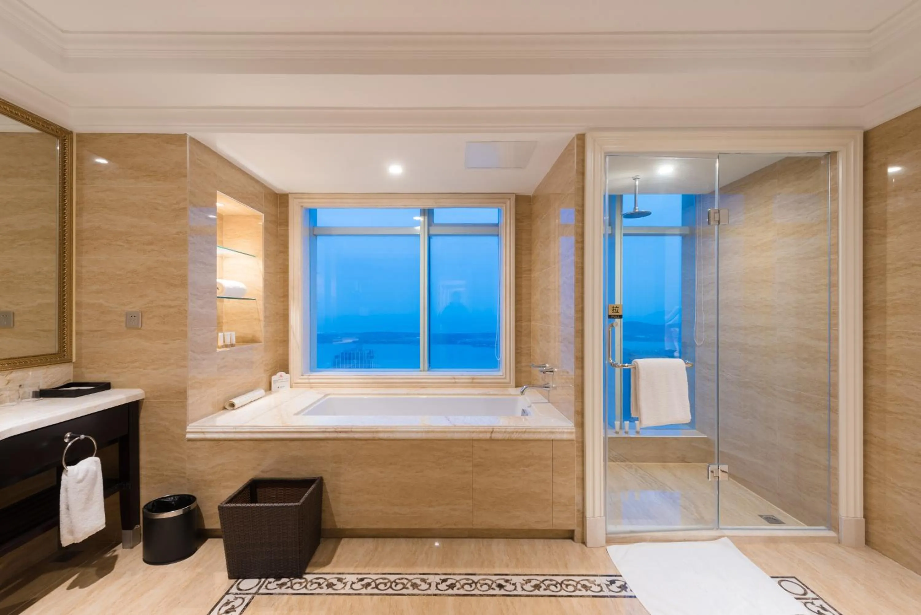 Bathroom in Qingdao Jinshi International Hotel