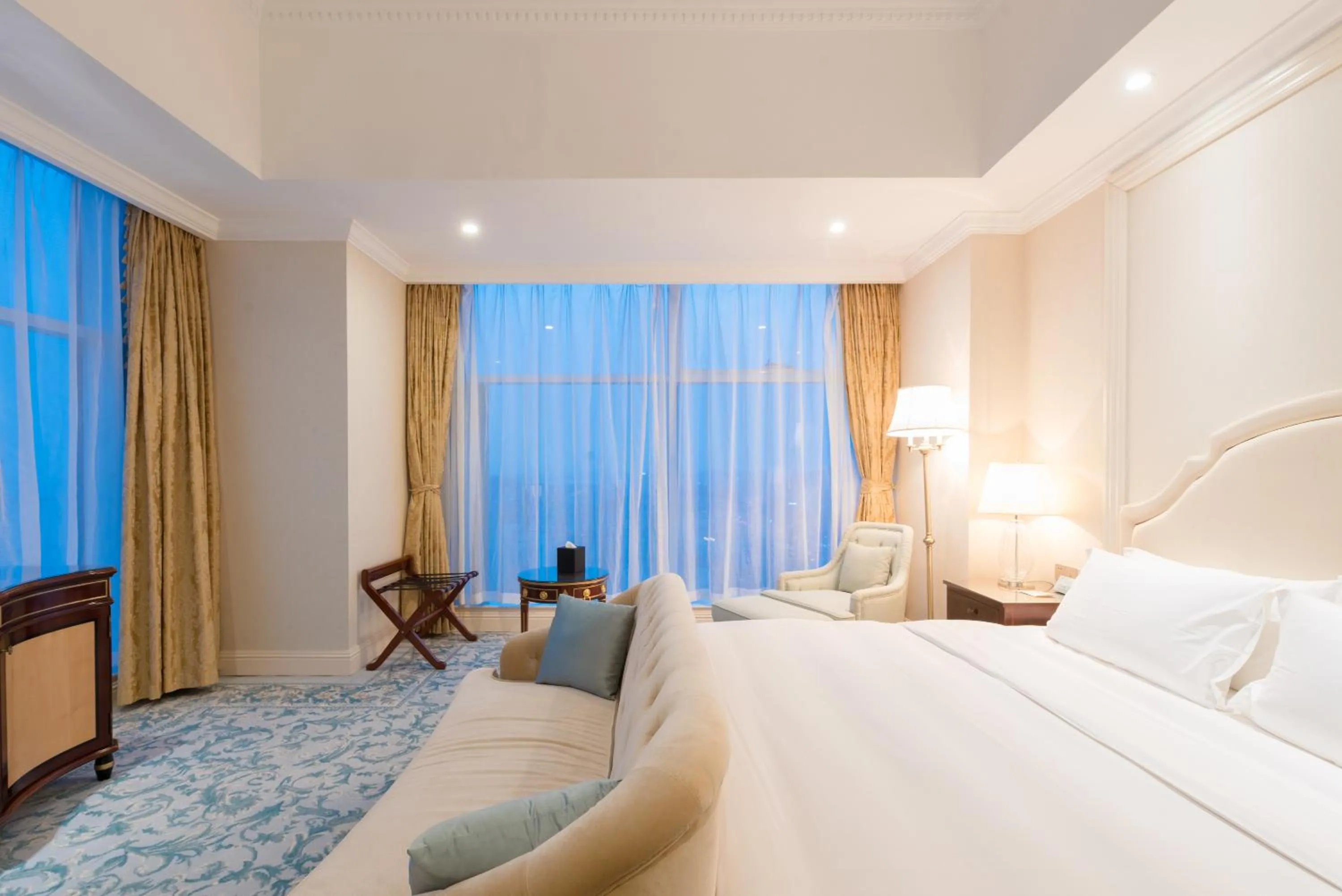 Bedroom, Bed in Qingdao Jinshi International Hotel