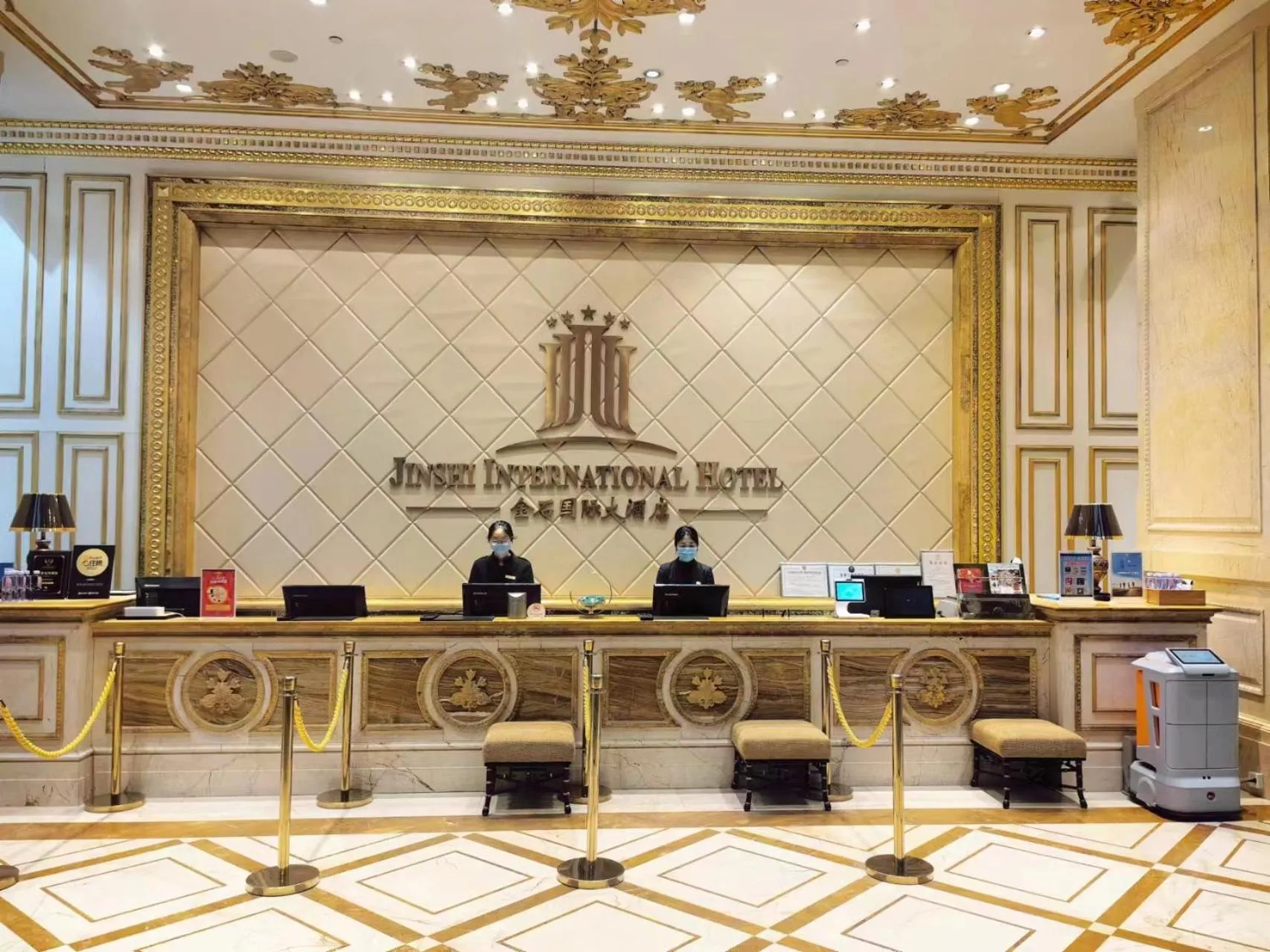 Lobby or reception in Qingdao Jinshi International Hotel