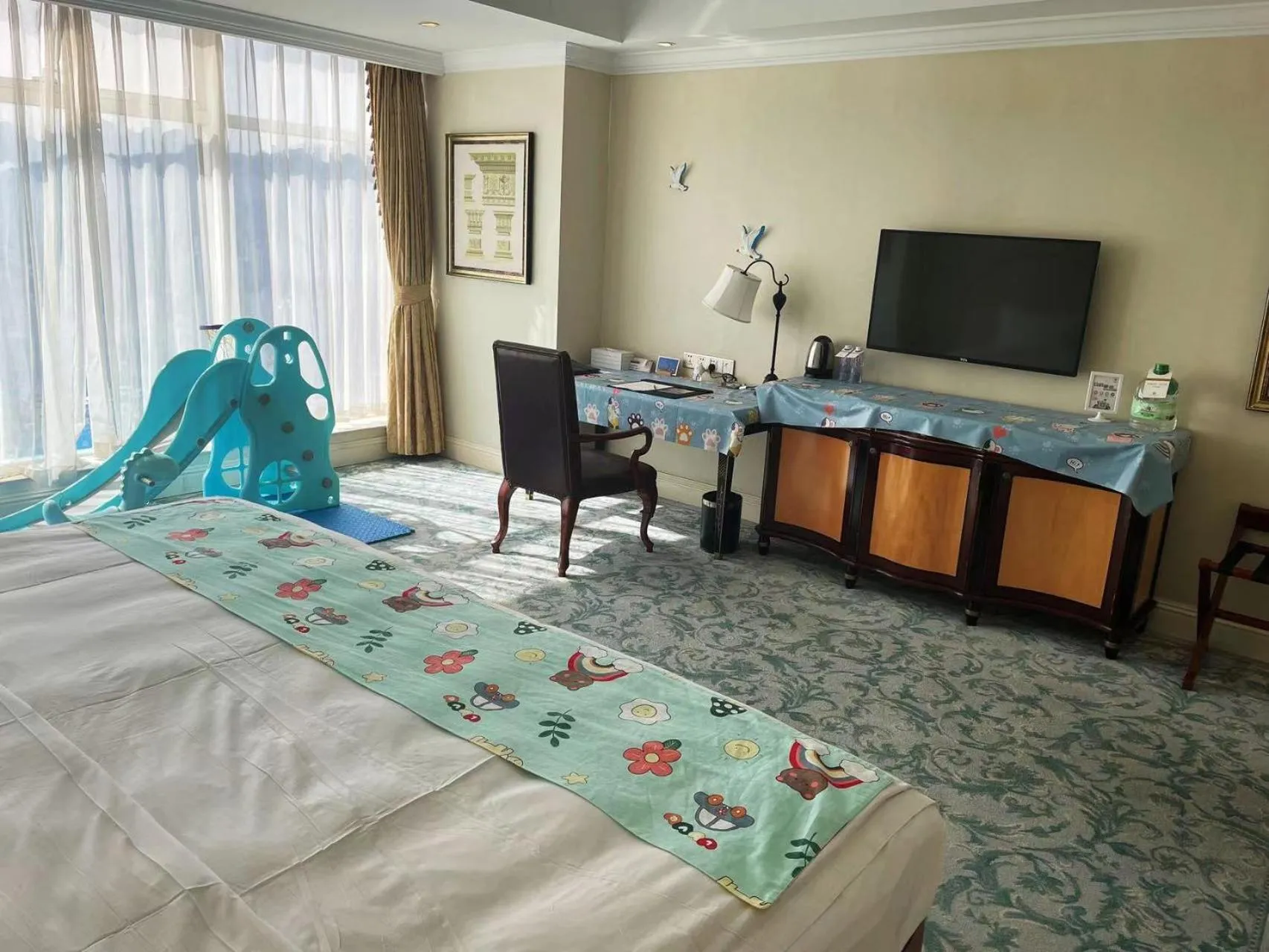 Seating area, Bed in Qingdao Jinshi International Hotel