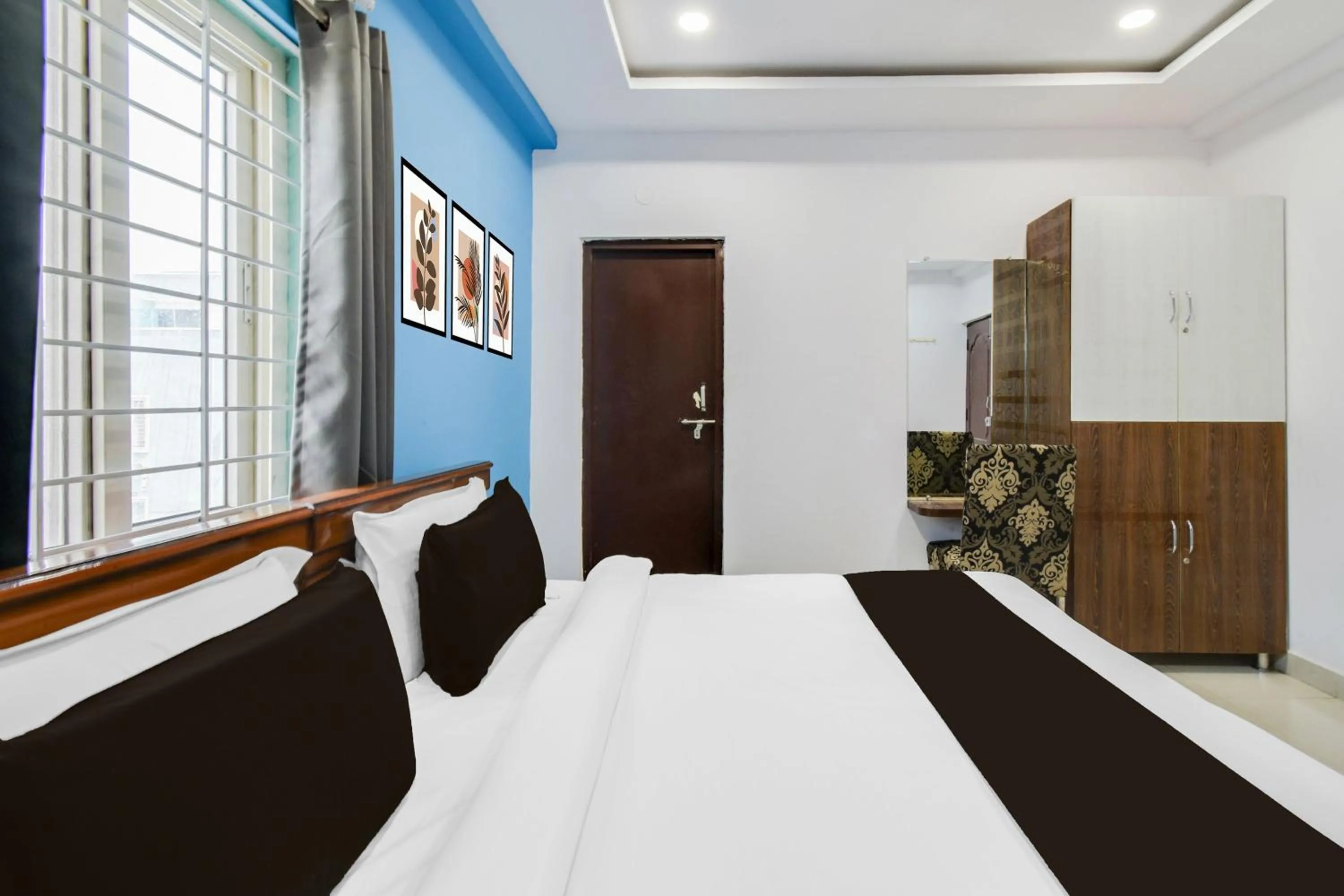 Bedroom, Bed in Super Townhouse Hitech City Madhapur