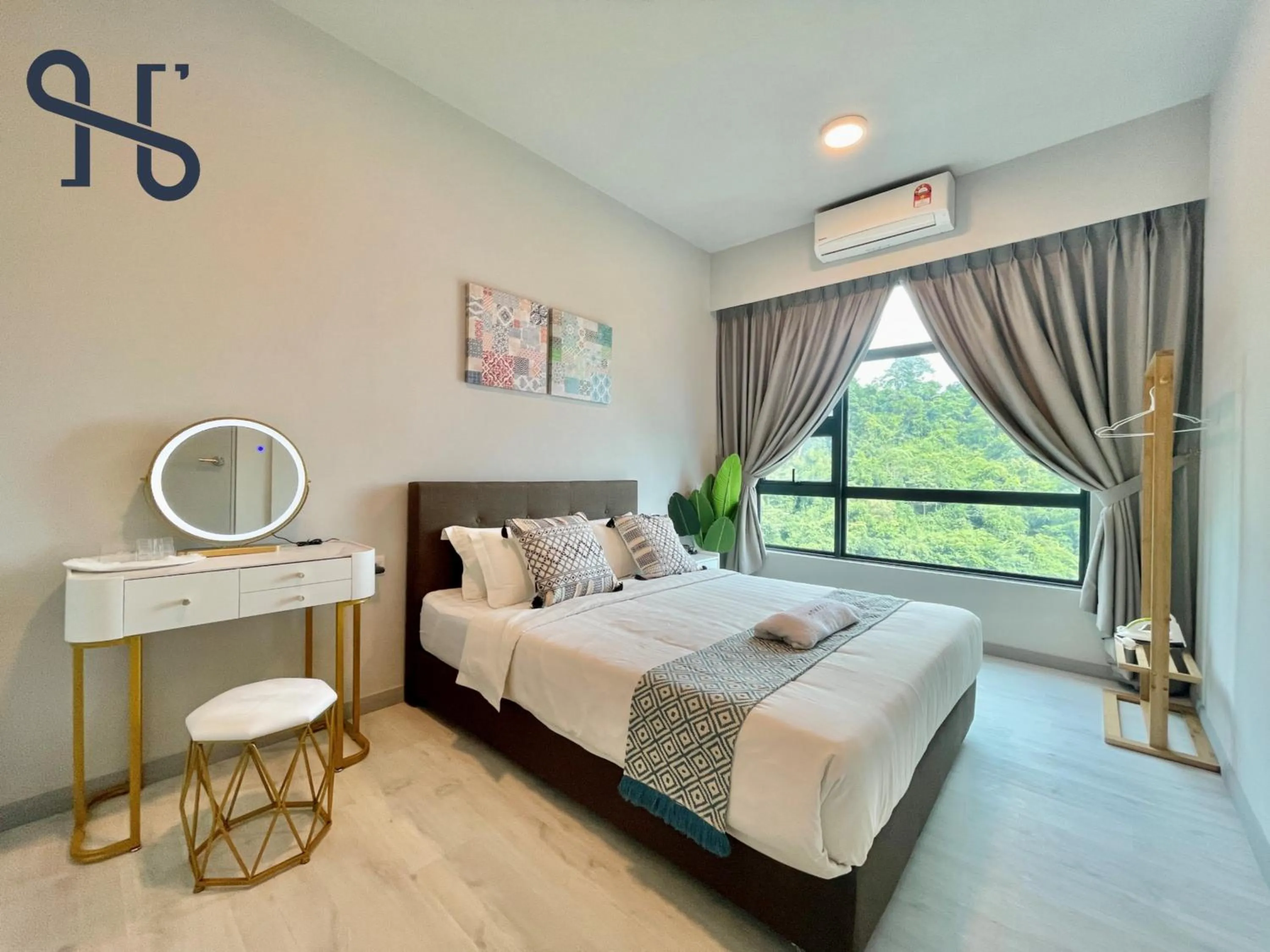 Bedroom, Bed in Homesuite' Home at Jesselton Quay