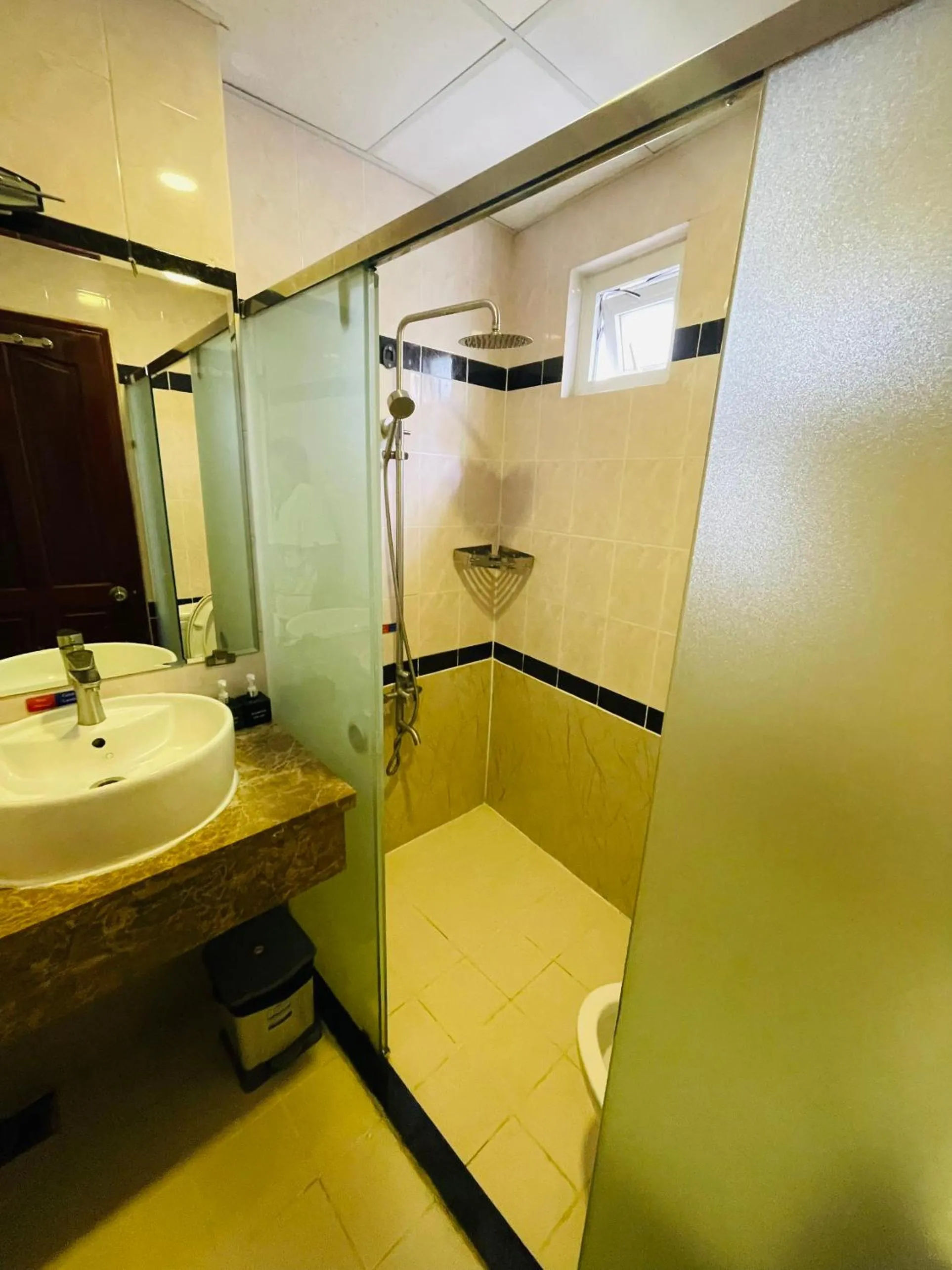 Shower in PHÚ GIA BÙI VIỆN HOTEl