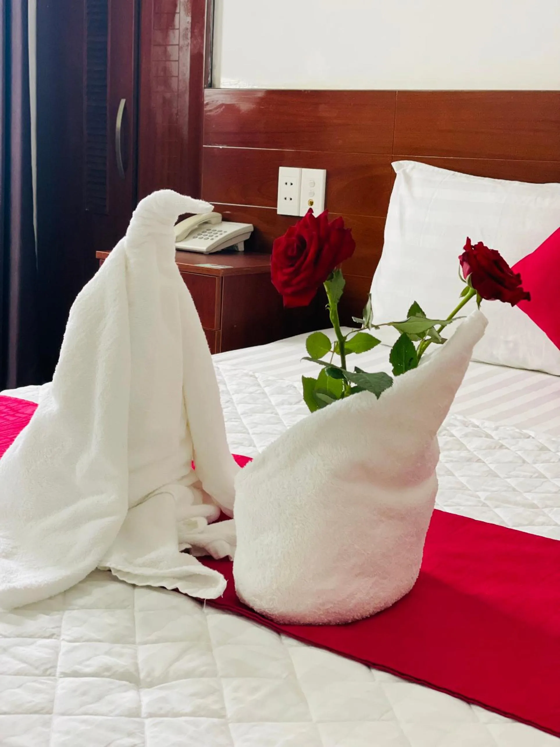 Bed in PHÚ GIA BÙI VIỆN HOTEl