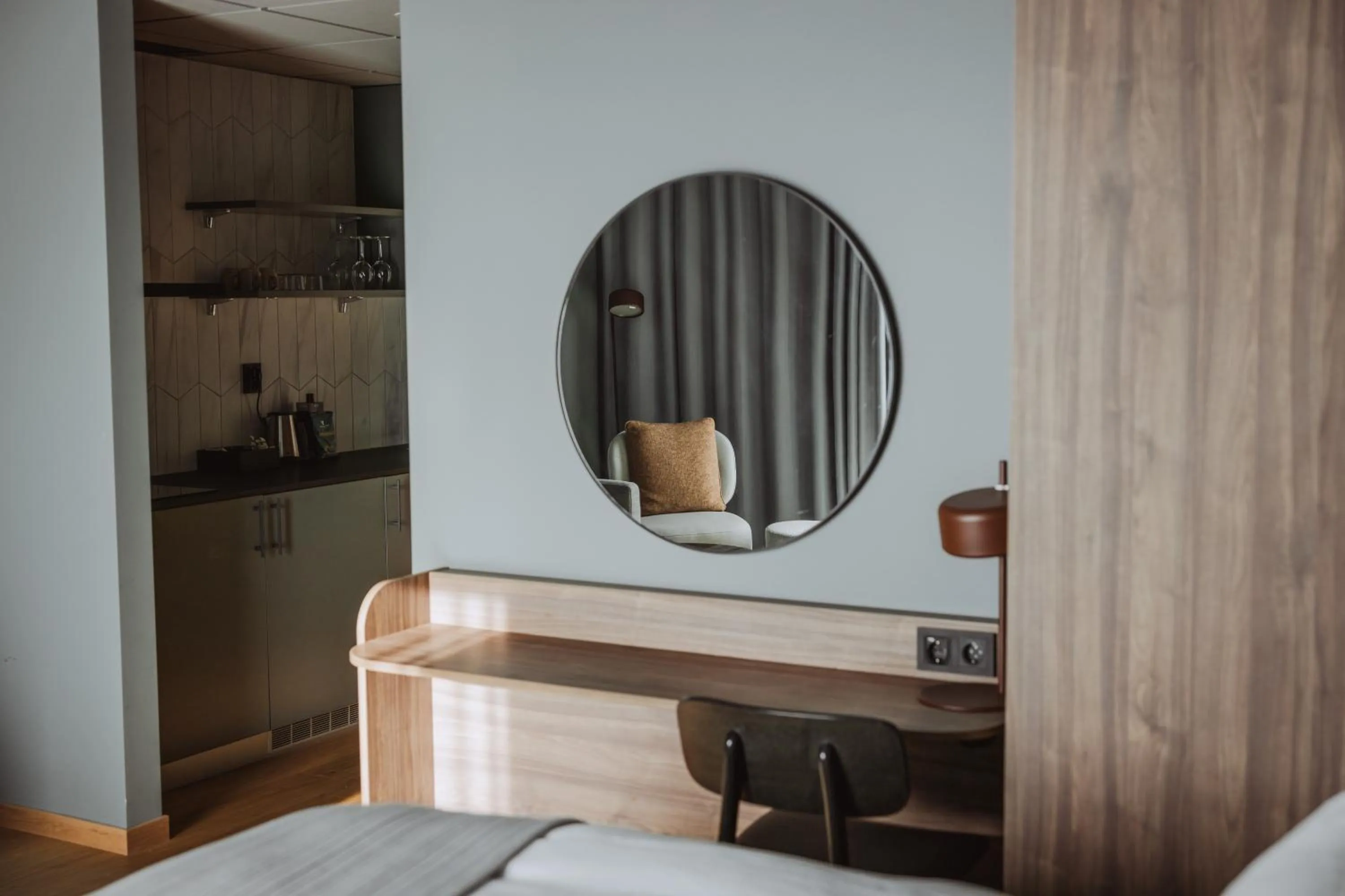 Kitchen or kitchenette, Bed in Clarion Hotel The Pier