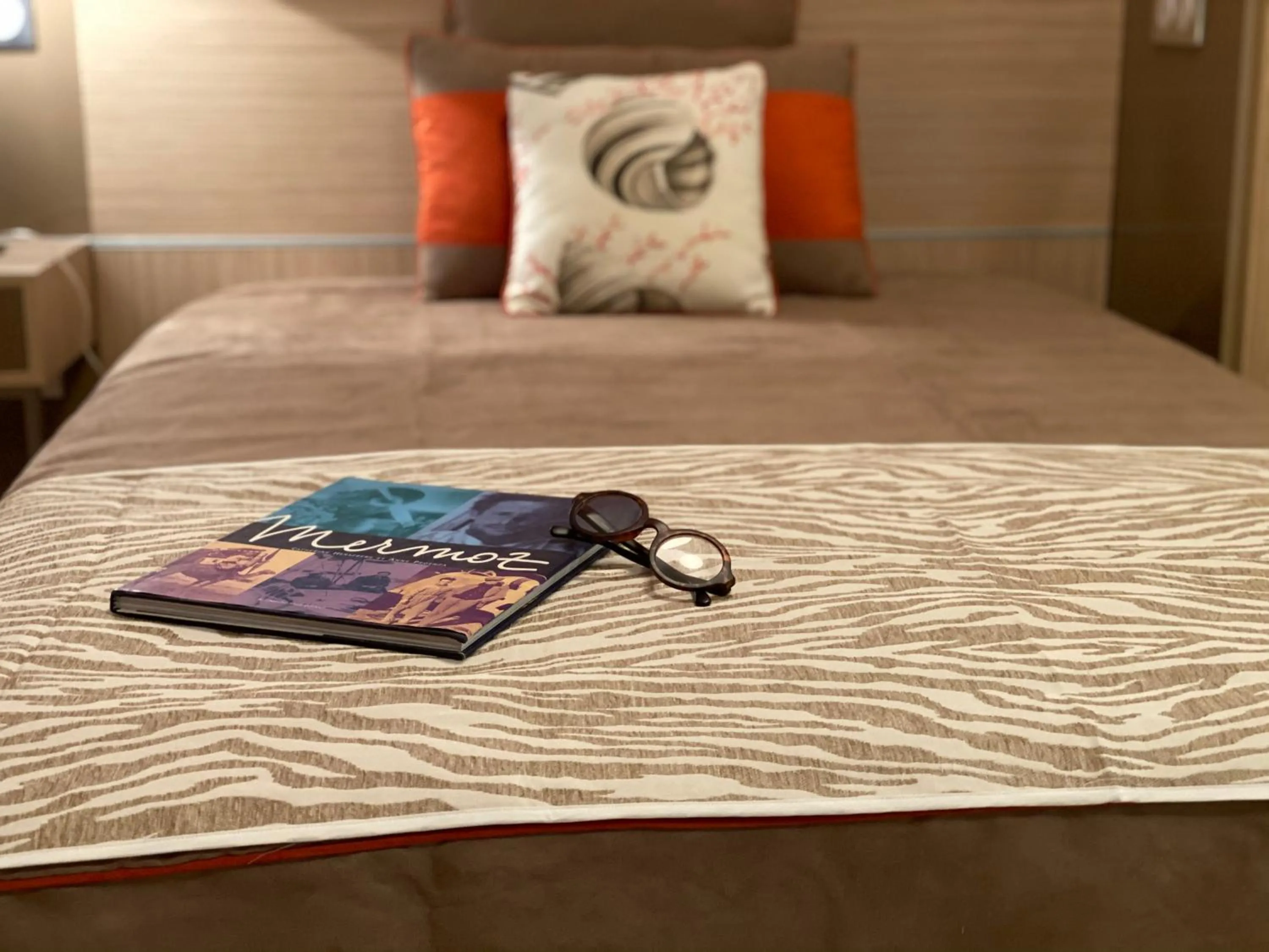 Bed in ZENAO MONTREUIL- Croix de Chavaux