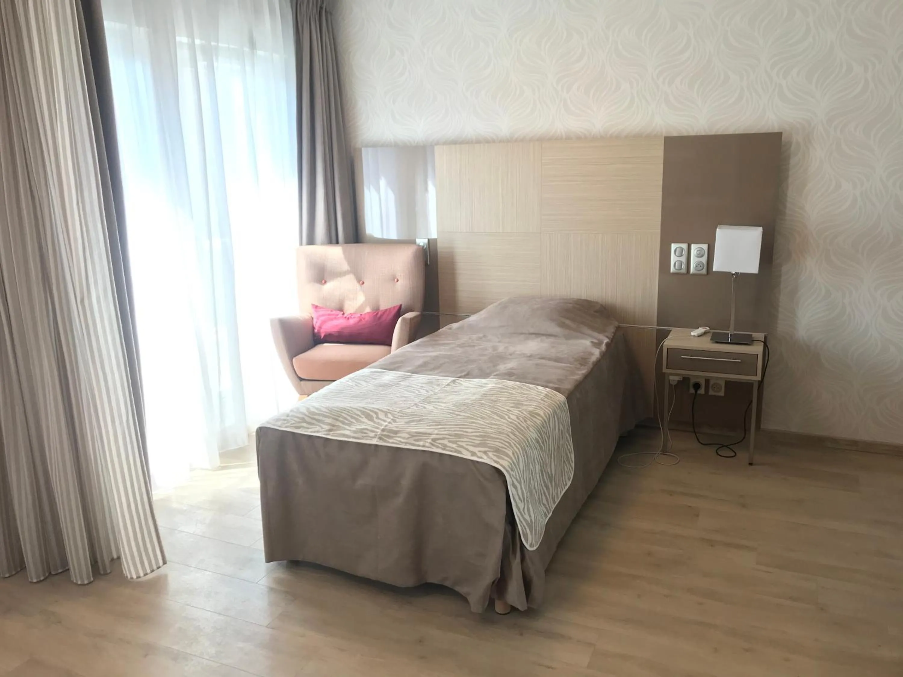 Bed in ZENAO MONTREUIL- Croix de Chavaux