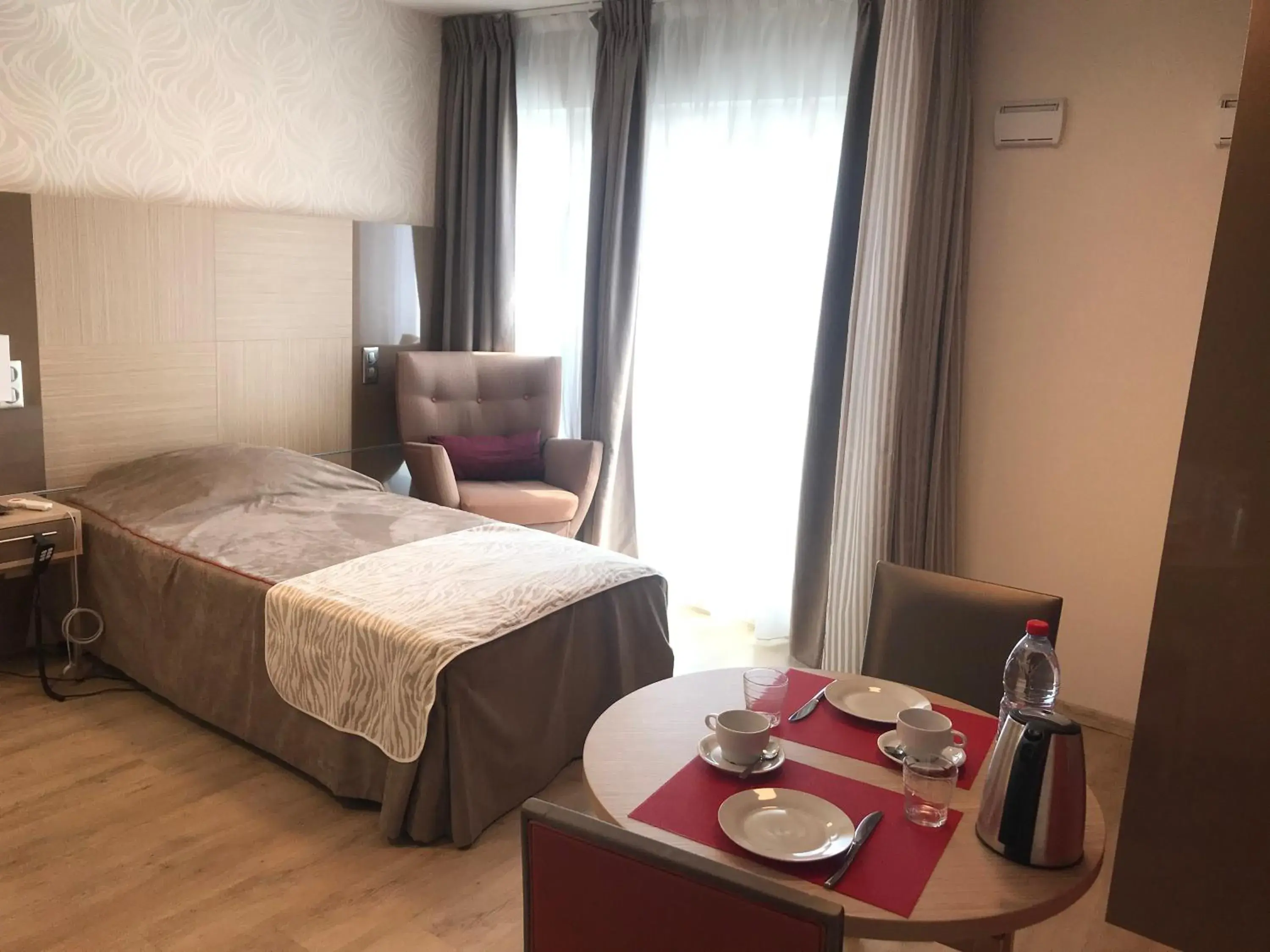 ZENAO MONTREUIL- Croix de Chavaux ZENAO MONTREUIL- Croix de Chavaux