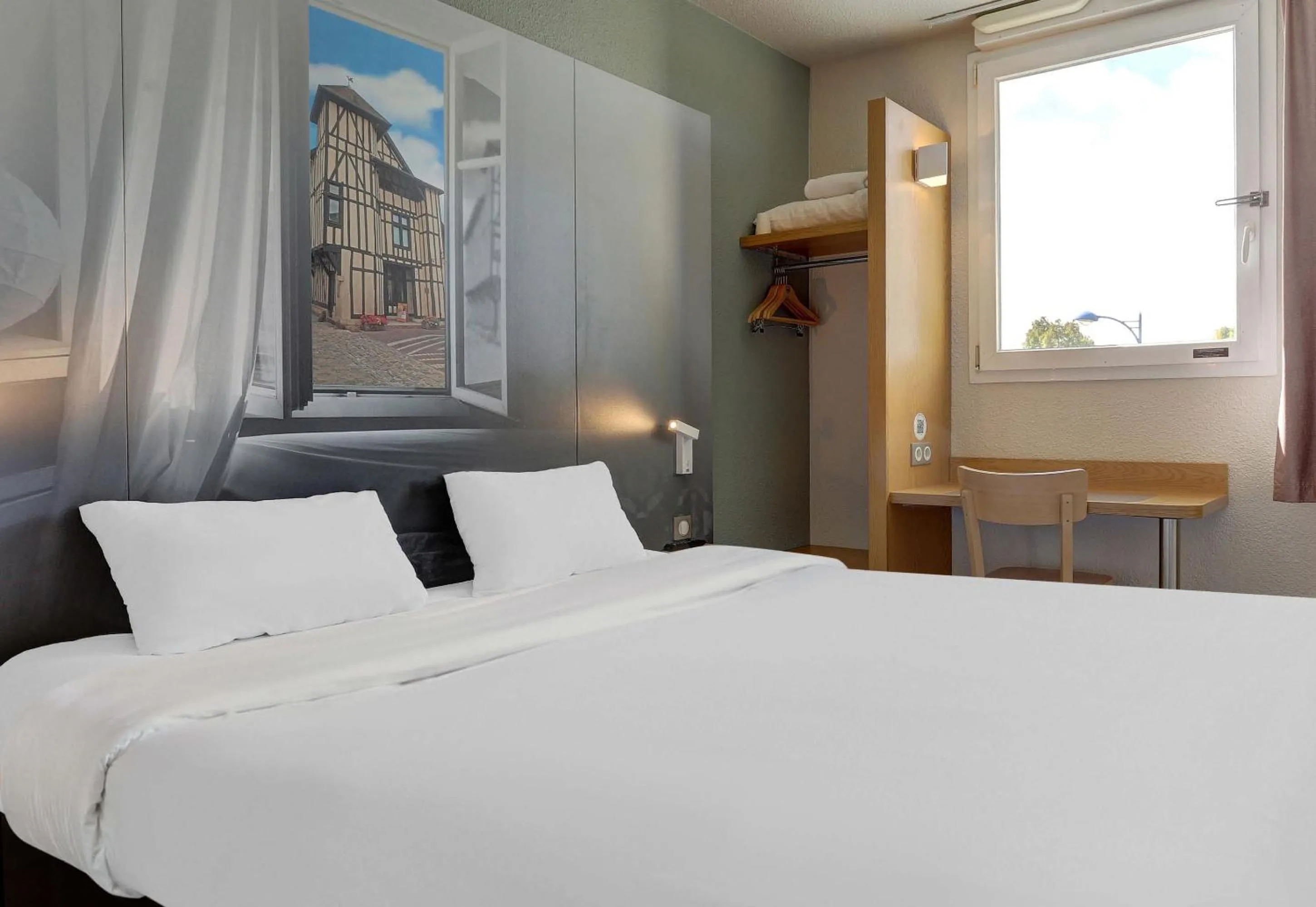 Bedroom, Bed in B&B HOTEL Châlons-en-Champagne