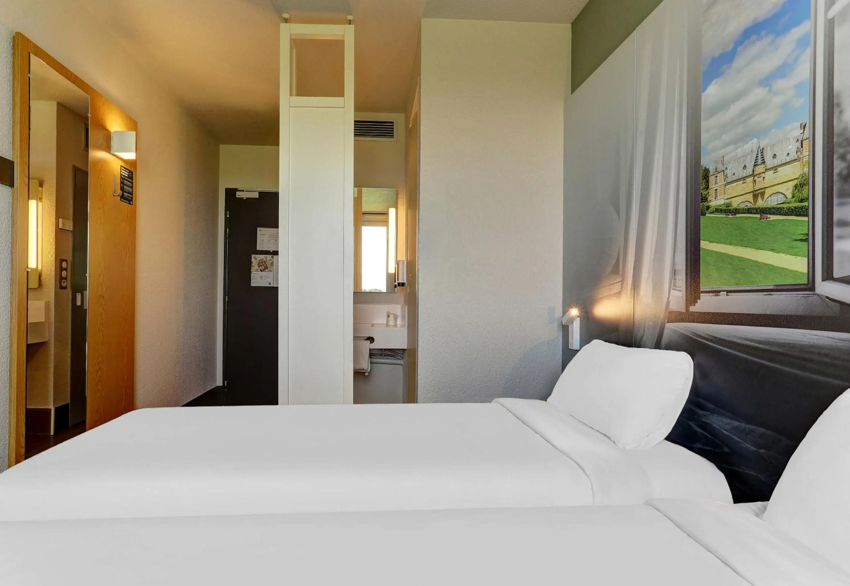 Bedroom, Bed in B&B HOTEL Châlons-en-Champagne