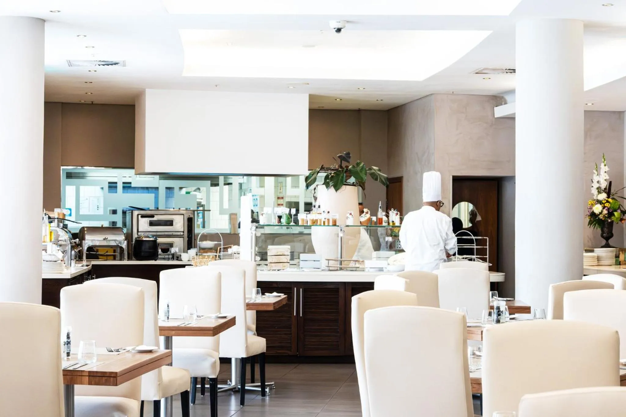 Restaurant/places to eat in Holiday Inn Mauritius Mon Trésor by IHG