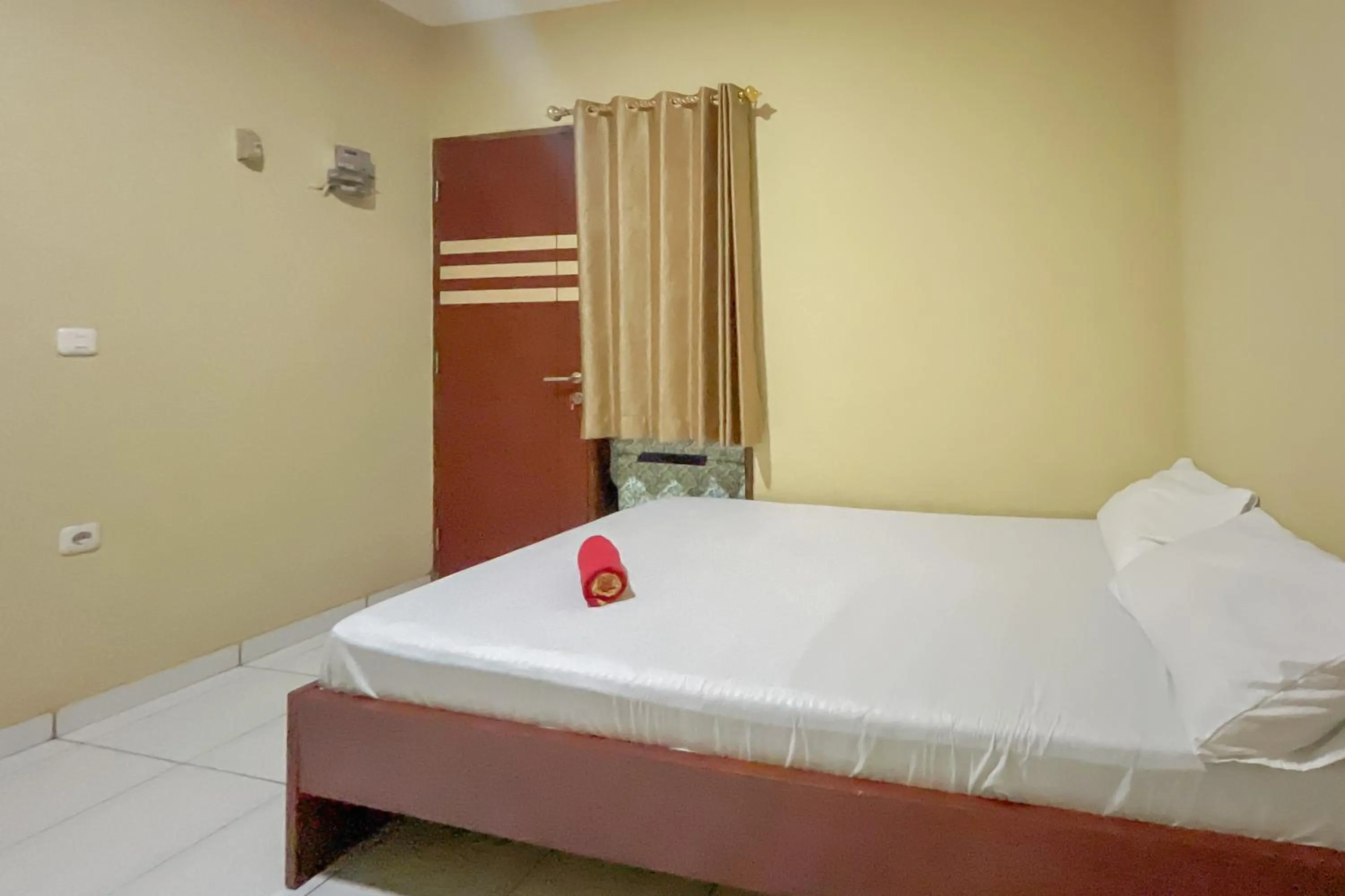 Bedroom, Bed in Pondok Metro RedPartner