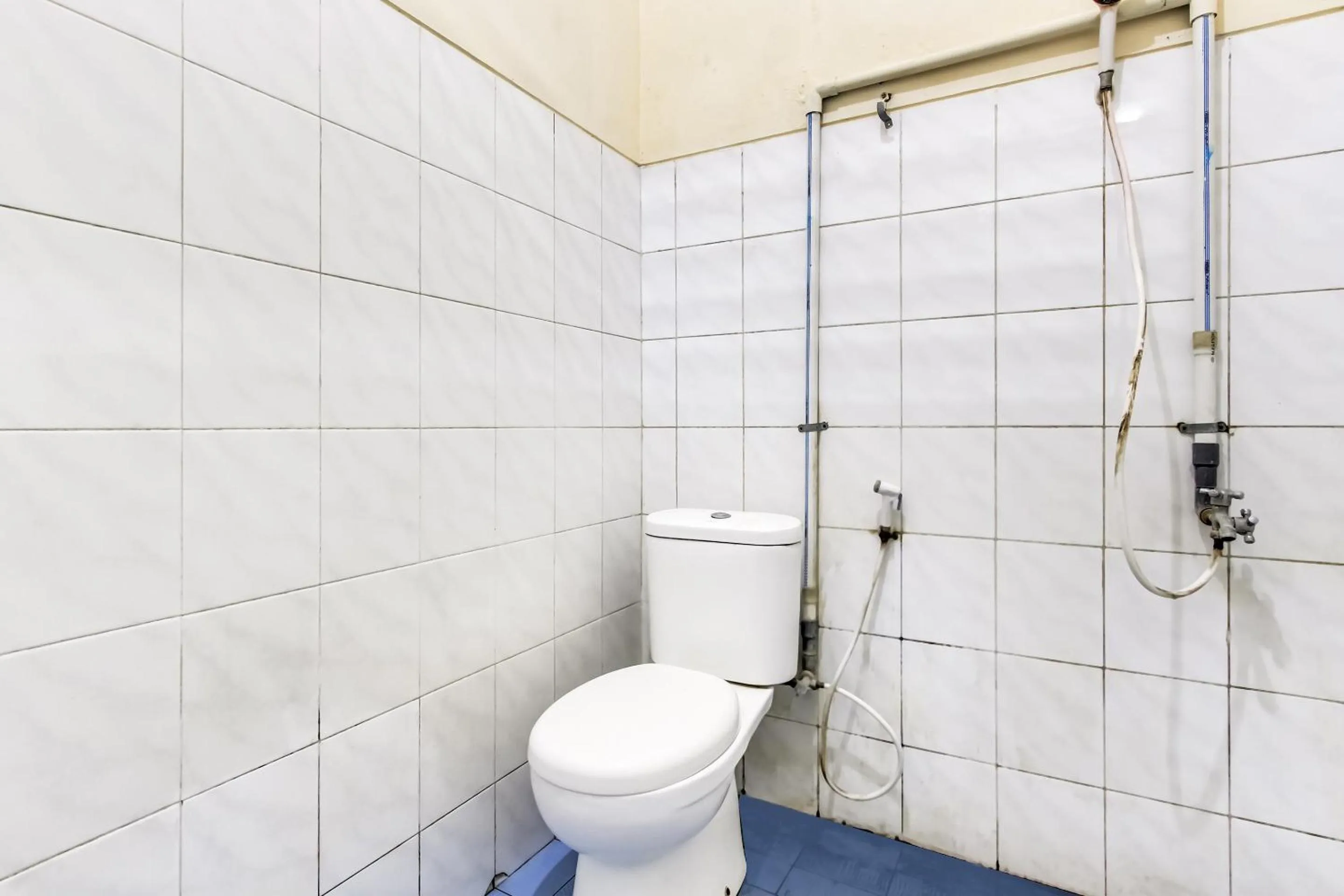 Bathroom in OYO Life 91374 Asia Stay Semarang Syariah