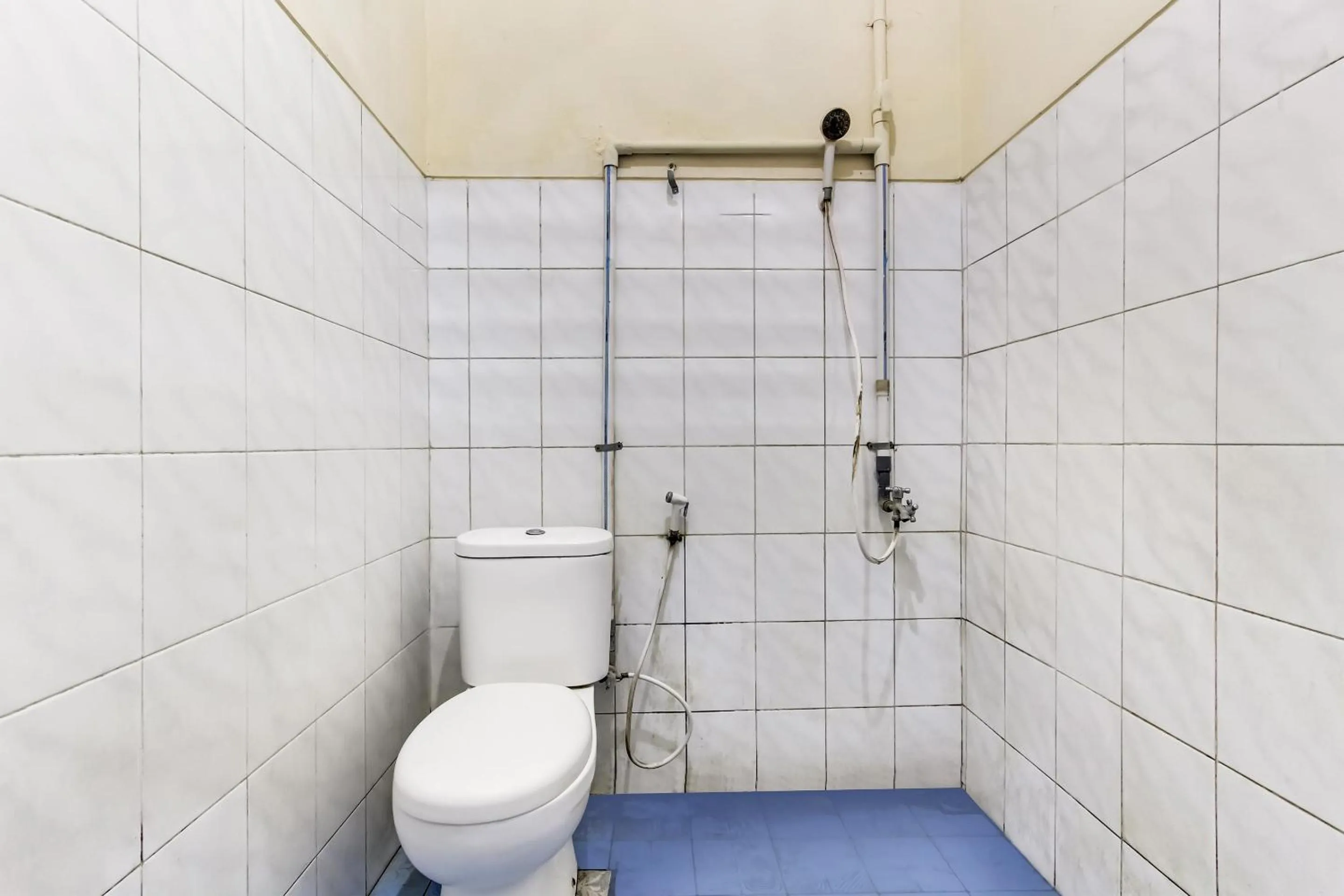 Bathroom in OYO Life 91374 Asia Stay Semarang Syariah