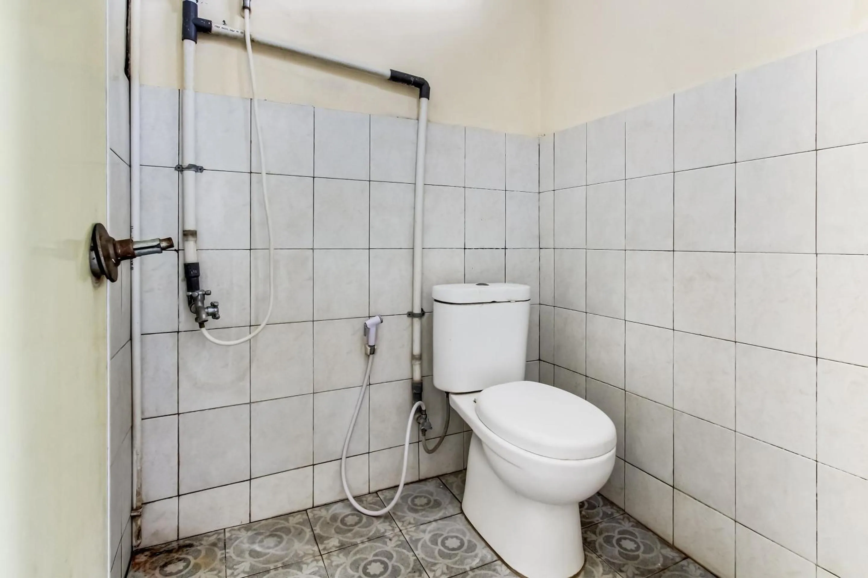 Bathroom in OYO Life 91374 Asia Stay Semarang Syariah