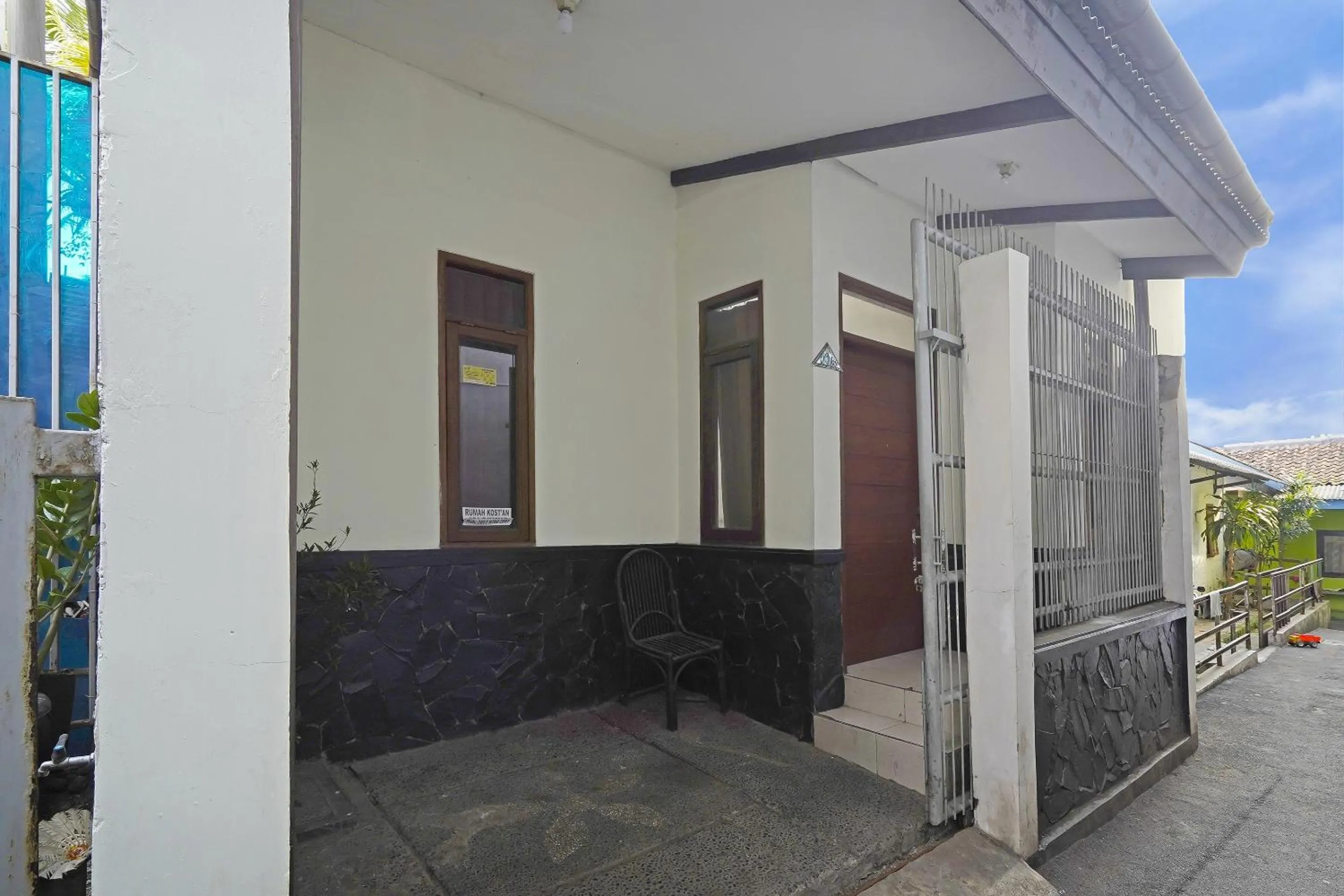 Facade/entrance in SPOT ON 91394 Pondok Paskal Syariah