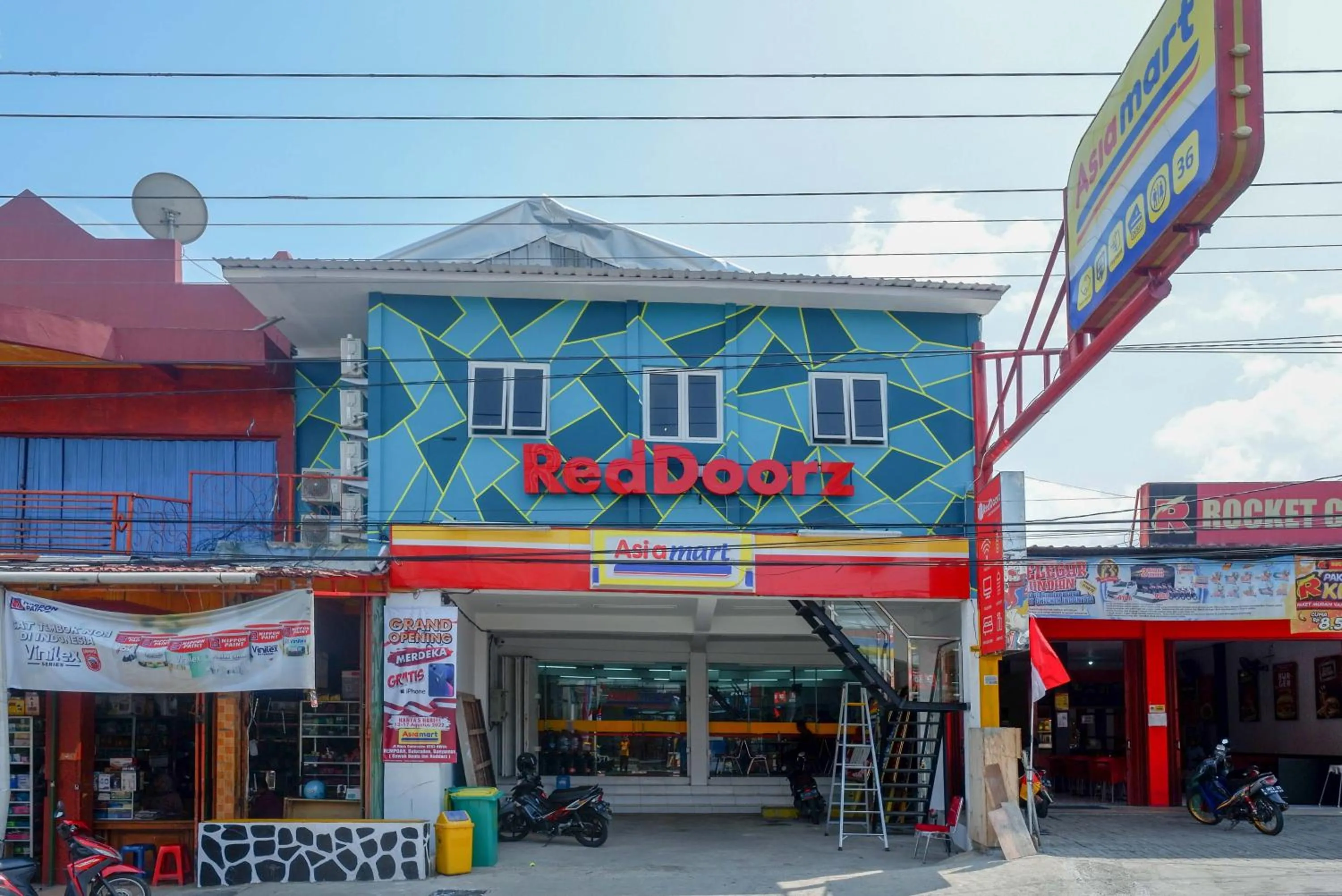 Property building in RedDoorz @ Jalan Raya Baturaden 2