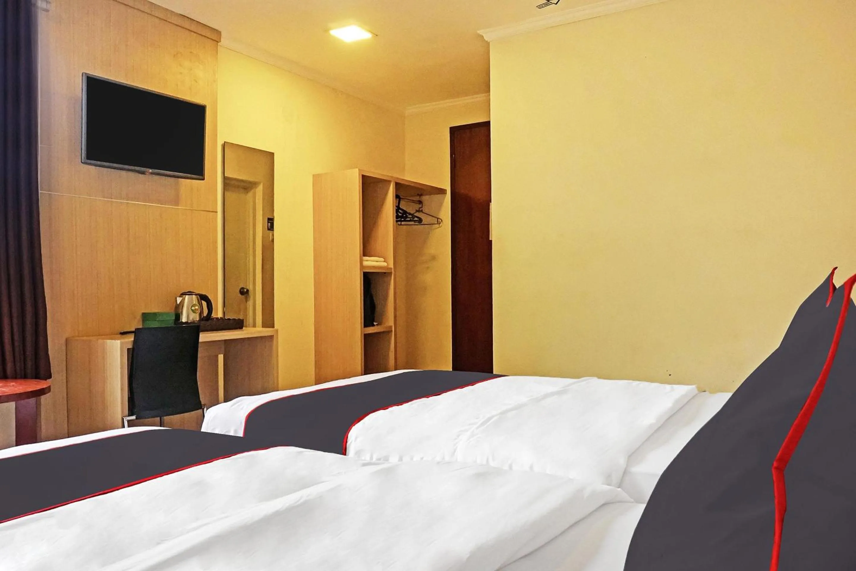 Bedroom, Bed in Collection O 91409 Hotel Fiducia Otista 153 - 157