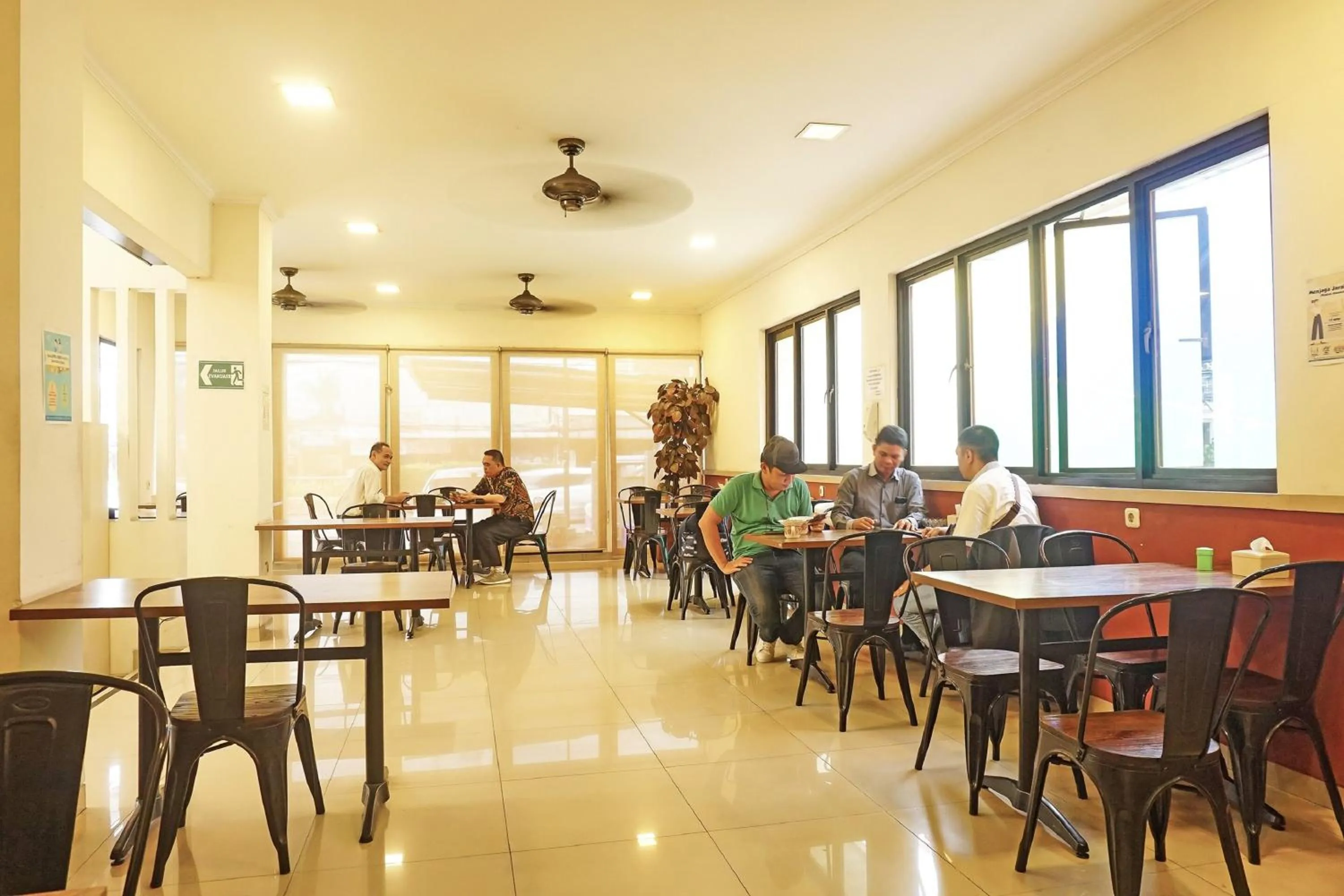 Restaurant/places to eat in Collection O 91409 Hotel Fiducia Otista 153 - 157