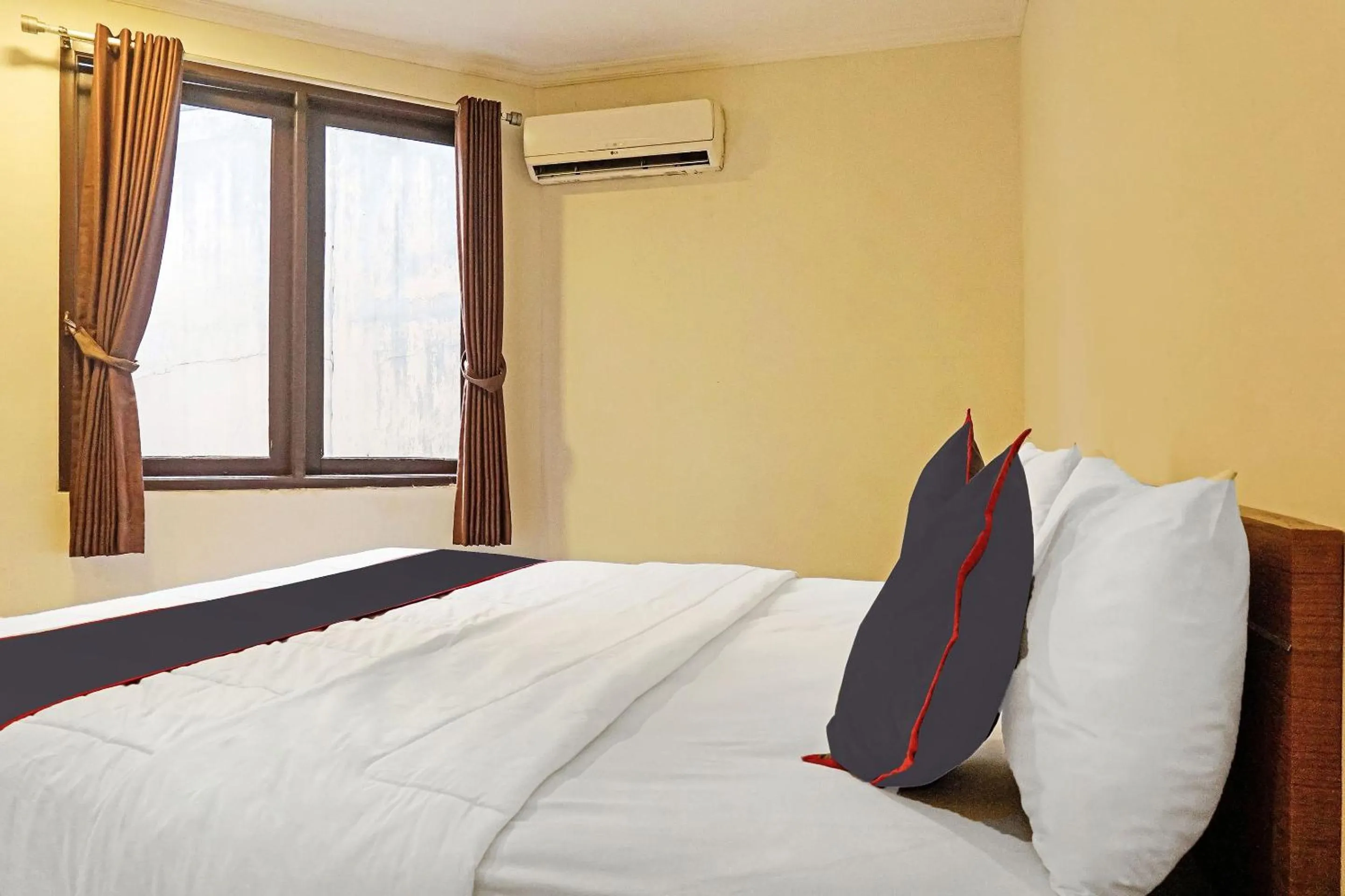 Bedroom, Bed in Collection O 91409 Hotel Fiducia Otista 153 - 157