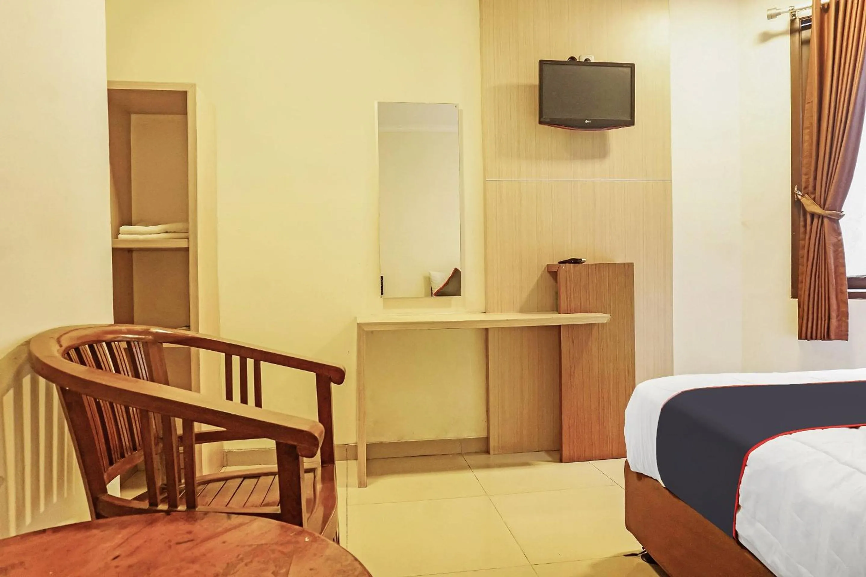 Bedroom, Bed in Collection O 91409 Hotel Fiducia Otista 153 - 157